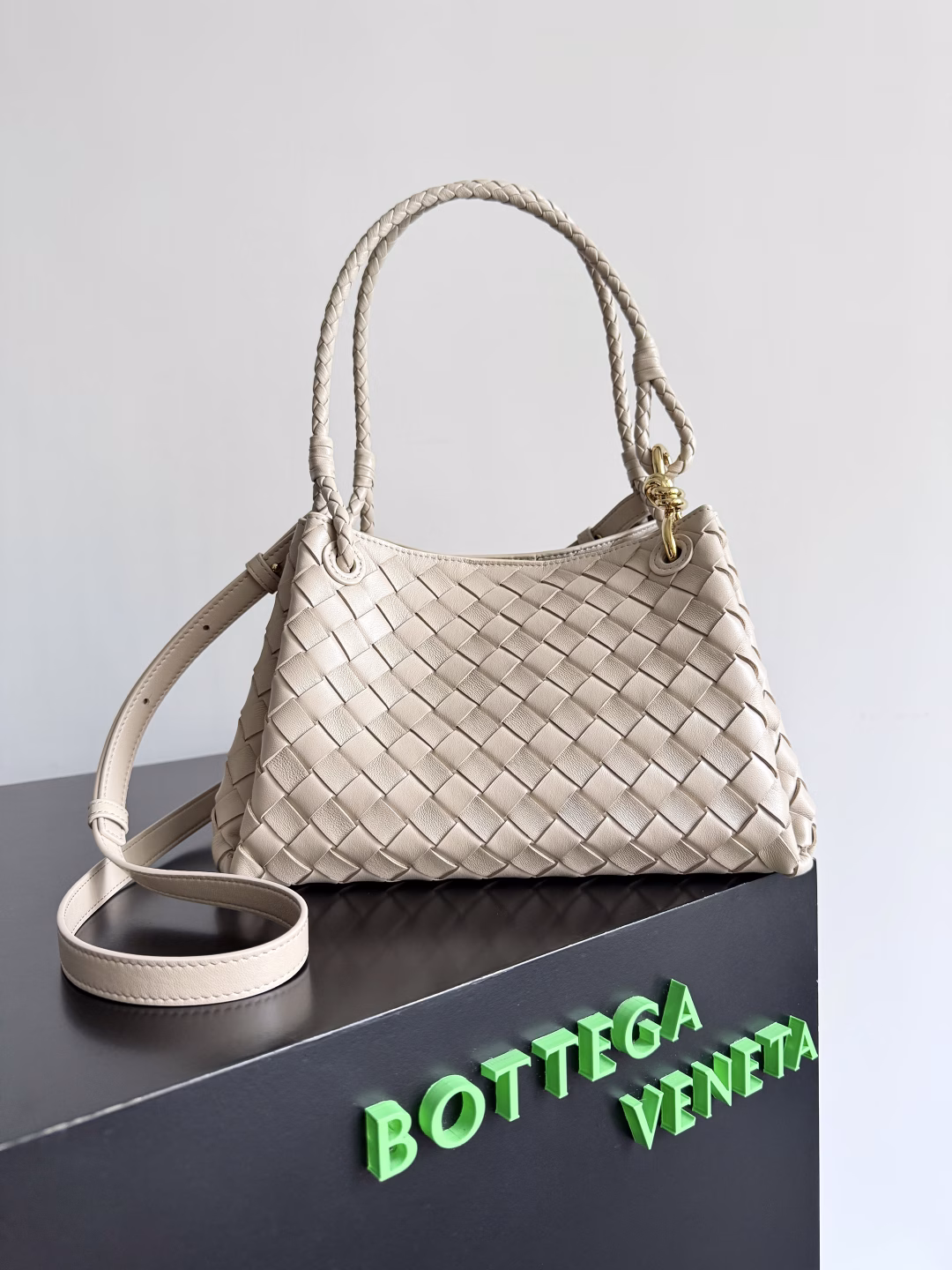 BOTTEGA VENETA2025 autumn new medium parachuta The long-awaited new medium parachute is here, with a unique appearance and a signature metal knot, and a whole piece of leather folds the four corners into a parachute shape! The exquisite Knot metal buckle is like putting jewelry on the bag, which is high-end and elegant, and the super capacity can hold all your things! The overall effect of this bag is very different from the previous one. It is not too exquisite to provide a large capacity, nor is it too practical to be too large. It is simply a perfect bag for casual and simple people.