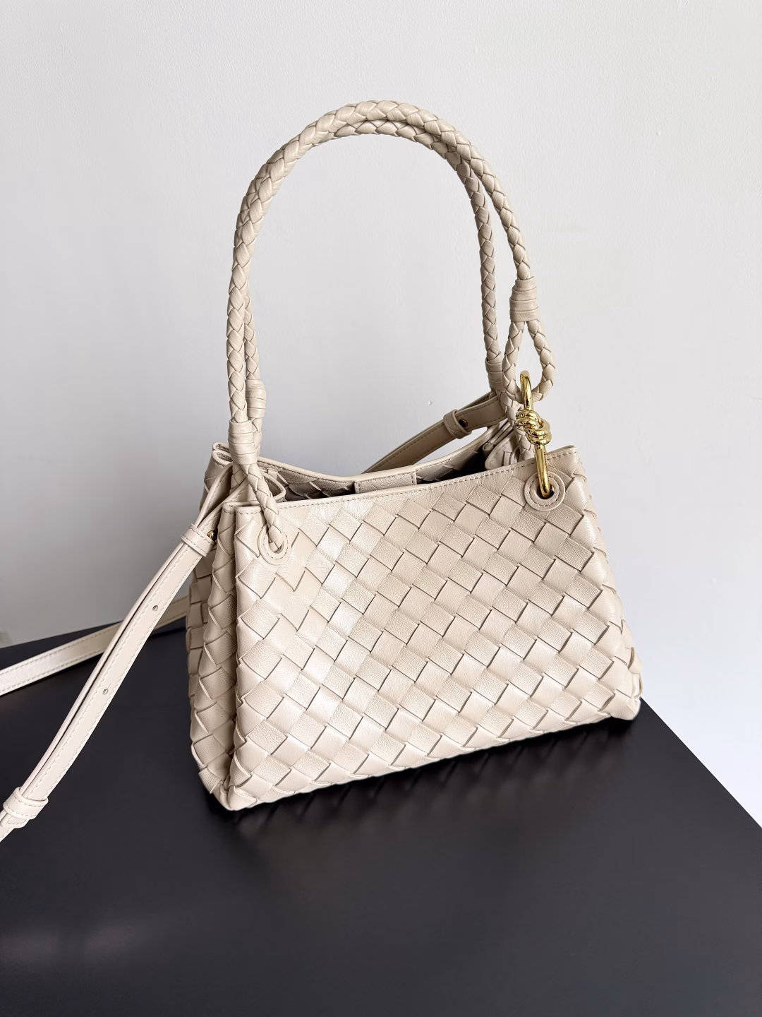 BOTTEGA VENETA2025 autumn new medium parachuta The long-awaited new medium parachute is here, with a unique appearance and a signature metal knot, and a whole piece of leather folds the four corners into a parachute shape! The exquisite Knot metal buckle is like putting jewelry on the bag, which is high-end and elegant, and the super capacity can hold all your things! The overall effect of this bag is very different from the previous one. It is not too exquisite to provide a large capacity, nor is it too practical to be too large. It is simply a perfect bag for casual and simple people.