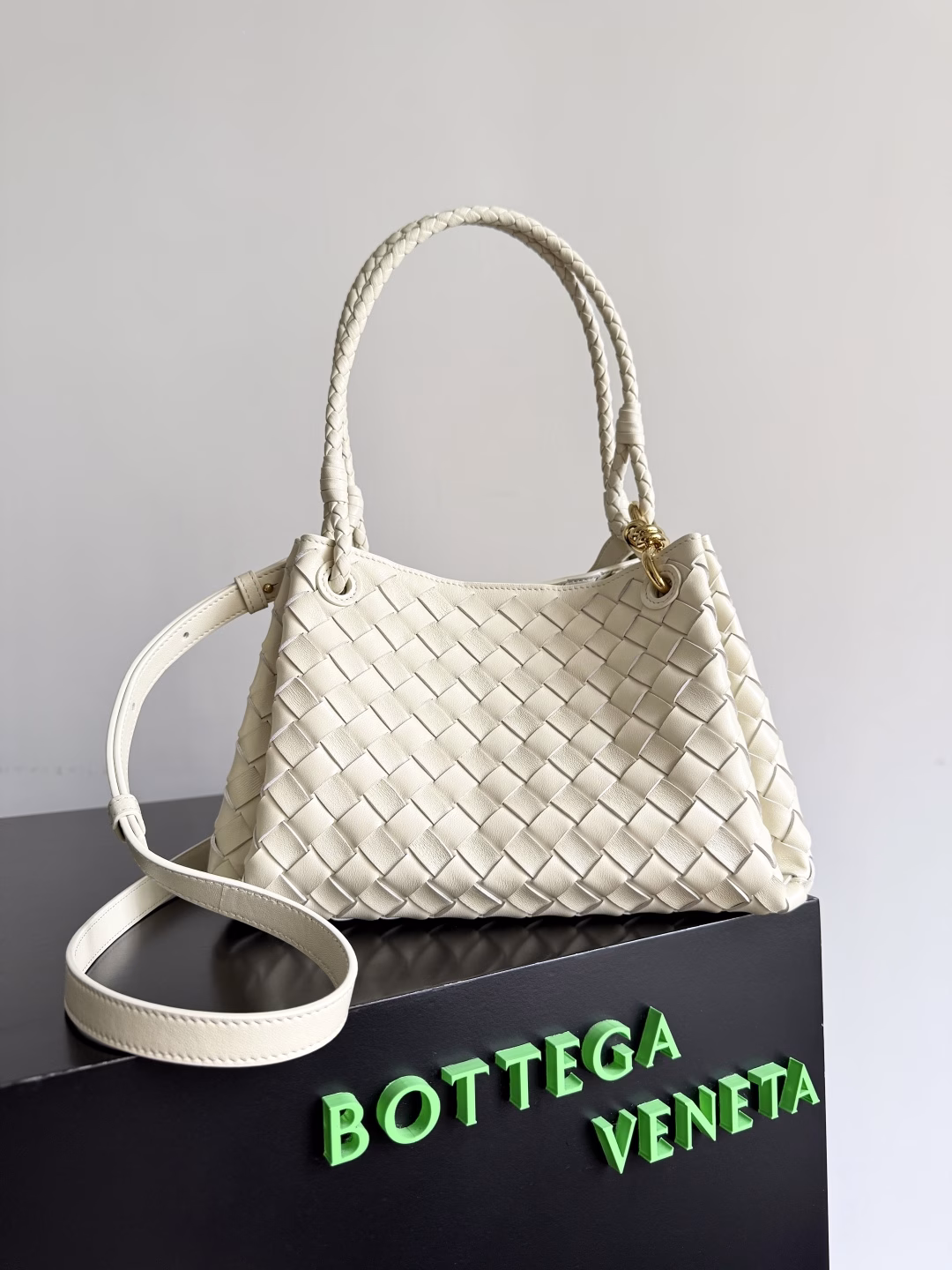BOTTEGA VENETA2025 autumn new medium parachuta The long-awaited new medium parachute is here, with a unique appearance and a signature metal knot, and a whole piece of leather folds the four corners into a parachute shape! The exquisite Knot metal buckle is like putting jewelry on the bag, which is high-end and elegant, and the super capacity can hold all your things! The overall effect of this bag is very different from the previous one. It is not too exquisite to provide a large capacity, nor is it too practical to be too large. It is simply a perfect bag for casual and simple people.