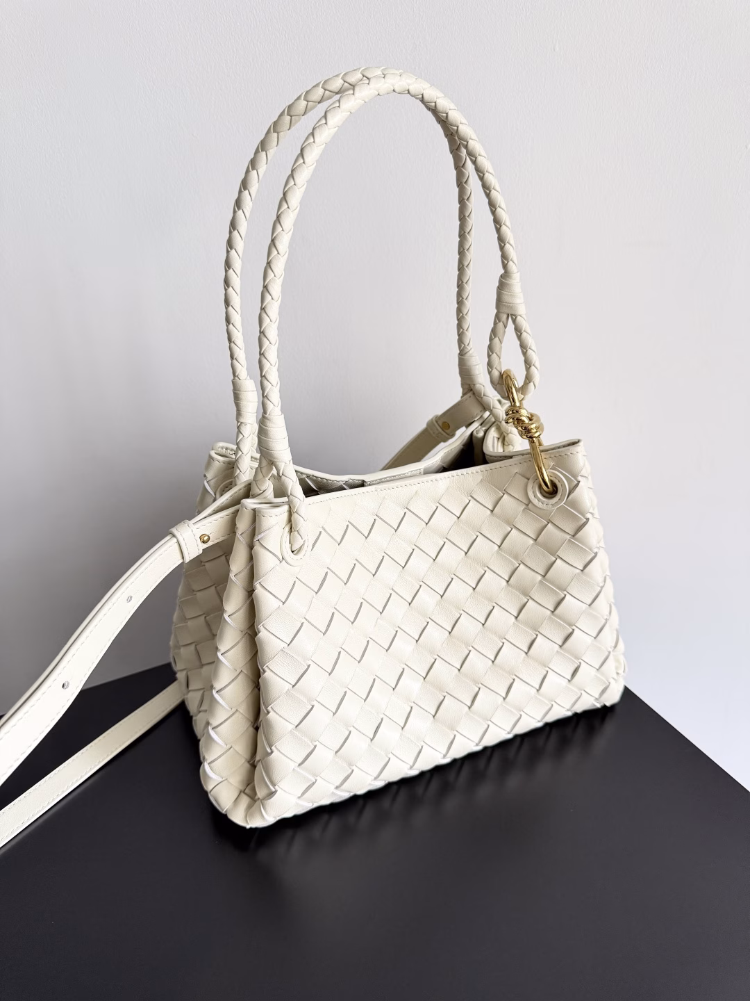 BOTTEGA VENETA2025 autumn new medium parachuta The long-awaited new medium parachute is here, with a unique appearance and a signature metal knot, and a whole piece of leather folds the four corners into a parachute shape! The exquisite Knot metal buckle is like putting jewelry on the bag, which is high-end and elegant, and the super capacity can hold all your things! The overall effect of this bag is very different from the previous one. It is not too exquisite to provide a large capacity, nor is it too practical to be too large. It is simply a perfect bag for casual and simple people.