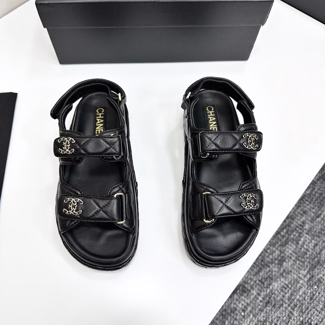 The latest fabrics for spring and summer 2025🇫🇷🇫🇷——The new color series of Velcro beach sandals are launched in the counter〰️Many celebrities and internet celebrities wear them, and bloggers at home and abroad have been flooded with a versatile series. It is a must-have sandal for spring and summer wardrobe matching.