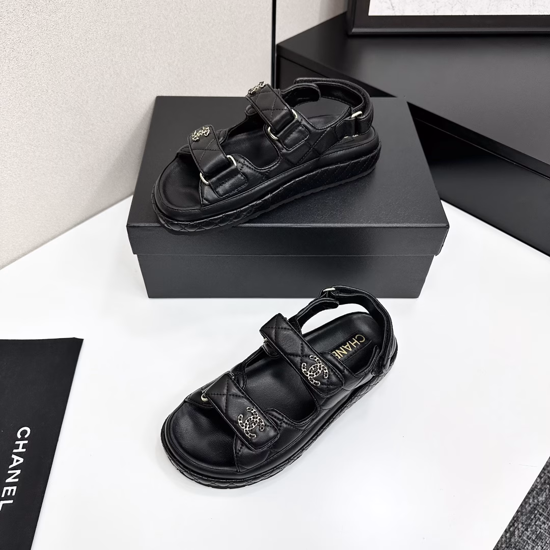 The latest fabrics for spring and summer 2025🇫🇷🇫🇷——The new color series of Velcro beach sandals are launched in the counter〰️Many celebrities and internet celebrities wear them, and bloggers at home and abroad have been flooded with a versatile series. It is a must-have sandal for spring and summer wardrobe matching.