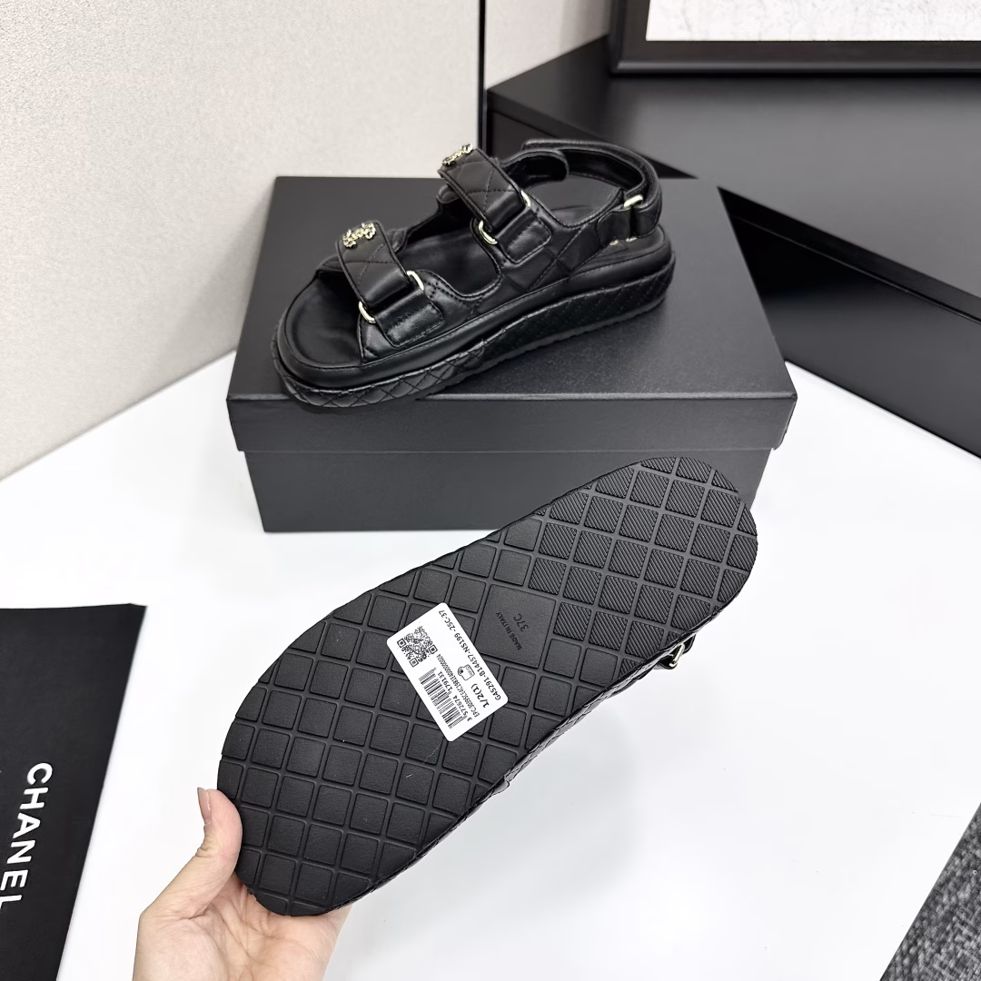 The latest fabrics for spring and summer 2025🇫🇷🇫🇷——The new color series of Velcro beach sandals are launched in the counter〰️Many celebrities and internet celebrities wear them, and bloggers at home and abroad have been flooded with a versatile series. It is a must-have sandal for spring and summer wardrobe matching.