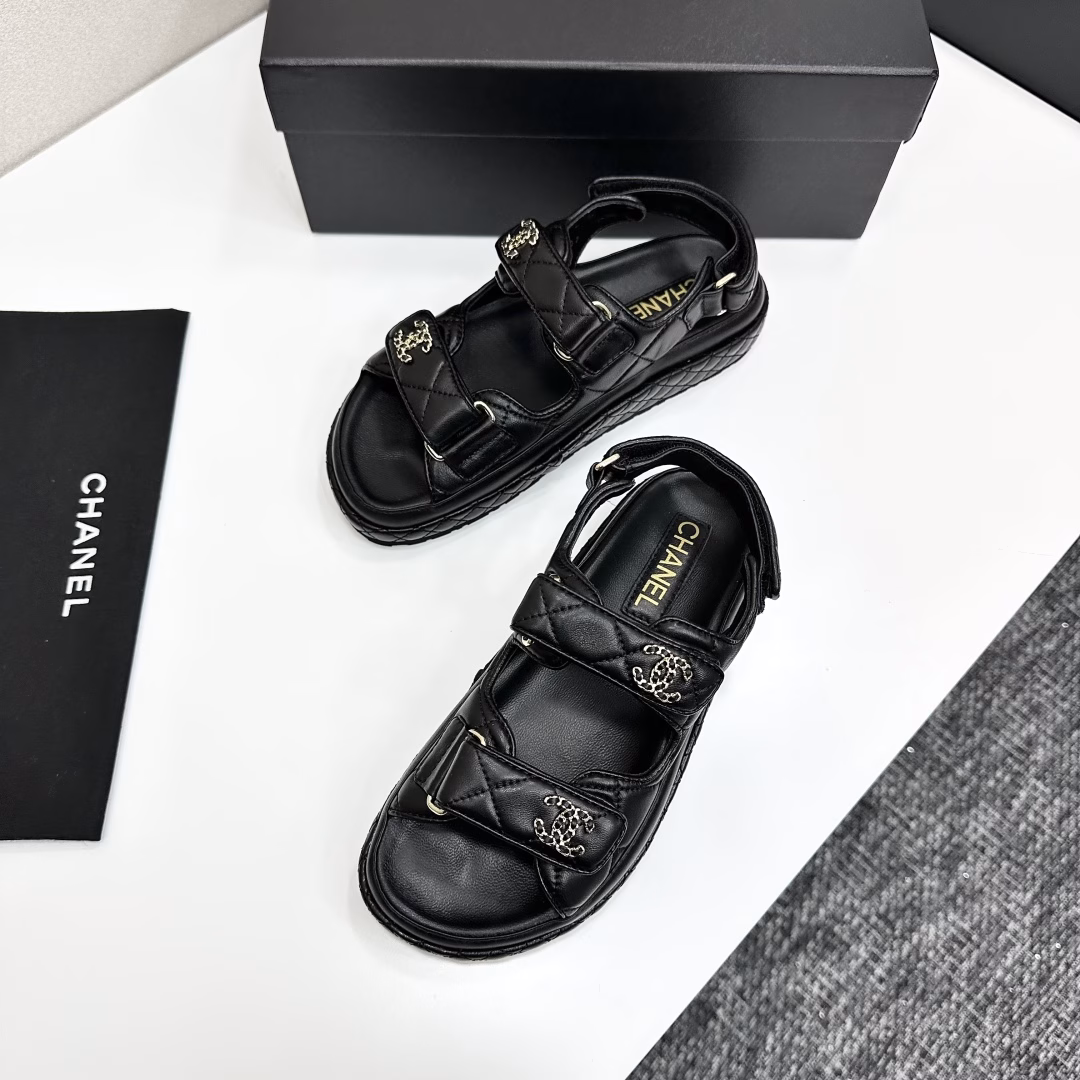 The latest fabrics for spring and summer 2025🇫🇷🇫🇷——The new color series of Velcro beach sandals are launched in the counter〰️Many celebrities and internet celebrities wear them, and bloggers at home and abroad have been flooded with a versatile series. It is a must-have sandal for spring and summer wardrobe matching.