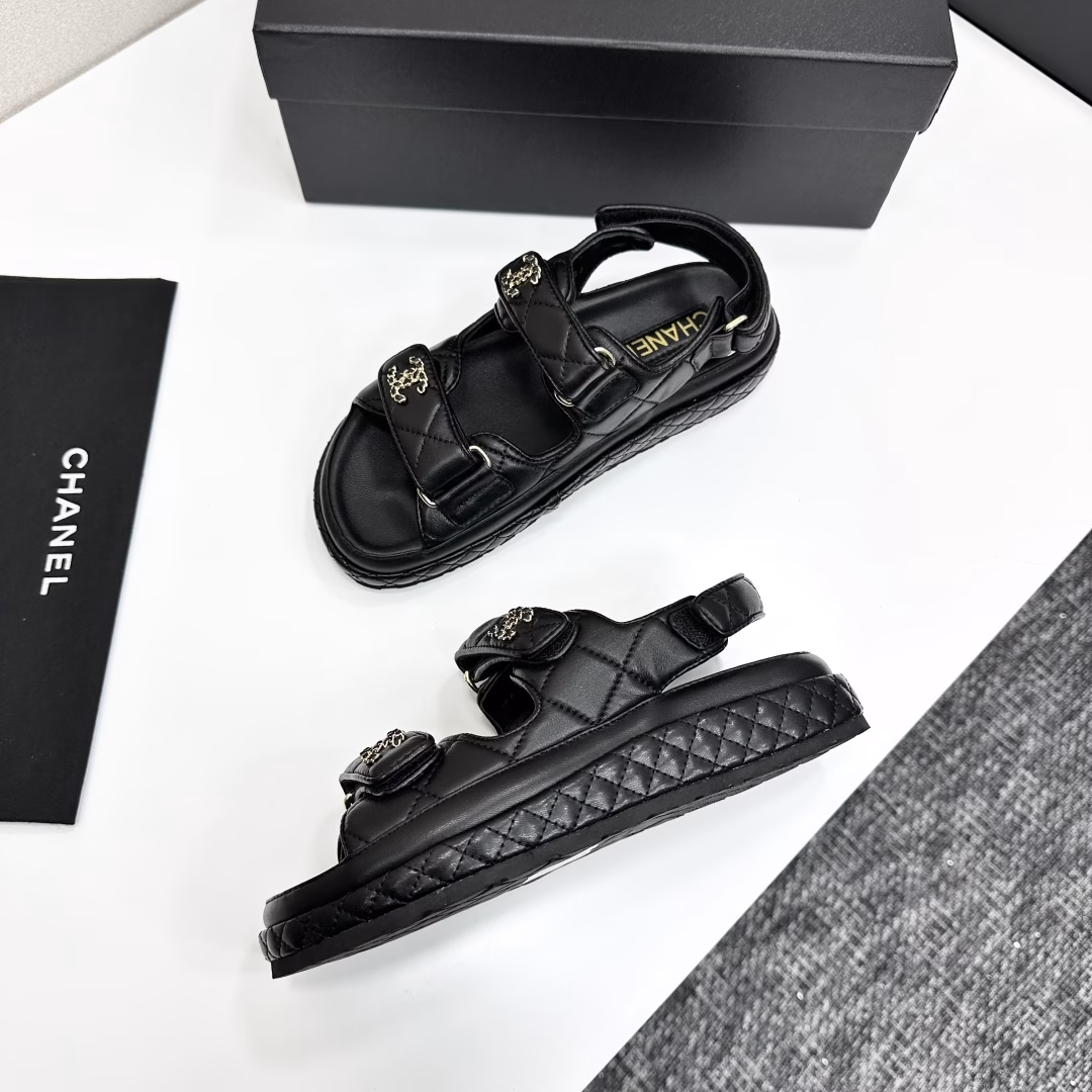 The latest fabrics for spring and summer 2025🇫🇷🇫🇷——The new color series of Velcro beach sandals are launched in the counter〰️Many celebrities and internet celebrities wear them, and bloggers at home and abroad have been flooded with a versatile series. It is a must-have sandal for spring and summer wardrobe matching.