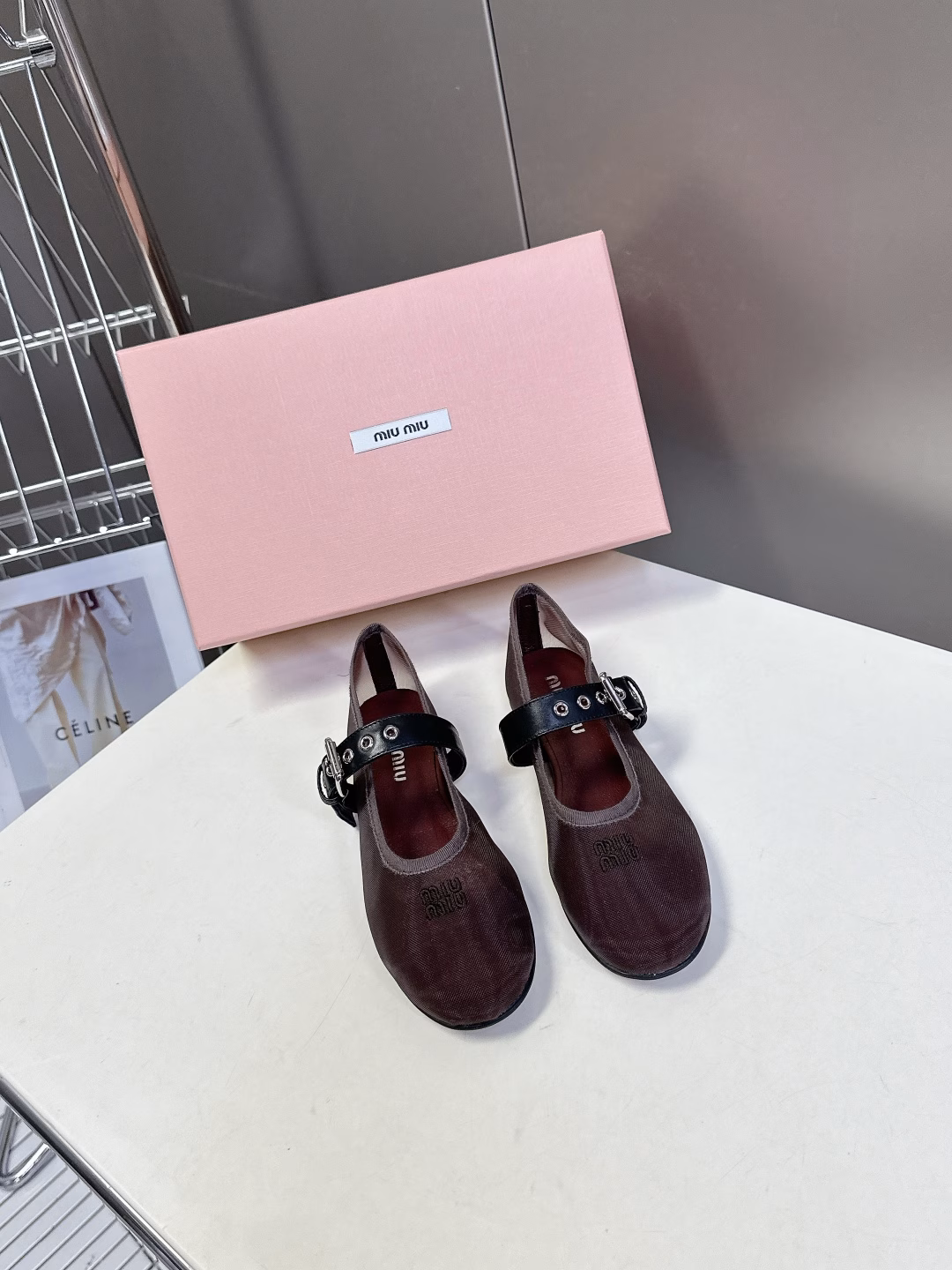 MIuMiu classic ballet shoesIntegrate the dynamic charm of ballet into daily life, and depict the classic outline of dance shoes with modern brushstrokes. Inspired by classic Japanese shoes. Simple but not complicated, suitable for a variety of styles, and smart and fashionable between steps. Fishnet ballet shoes, avant-garde mesh uppers with classic ballet shoe shapes, soft materials combined. Breathable mesh uppers are both casual and elegant, adding an uninhibited style to the original sweetness. Original rubber non-slip outsole