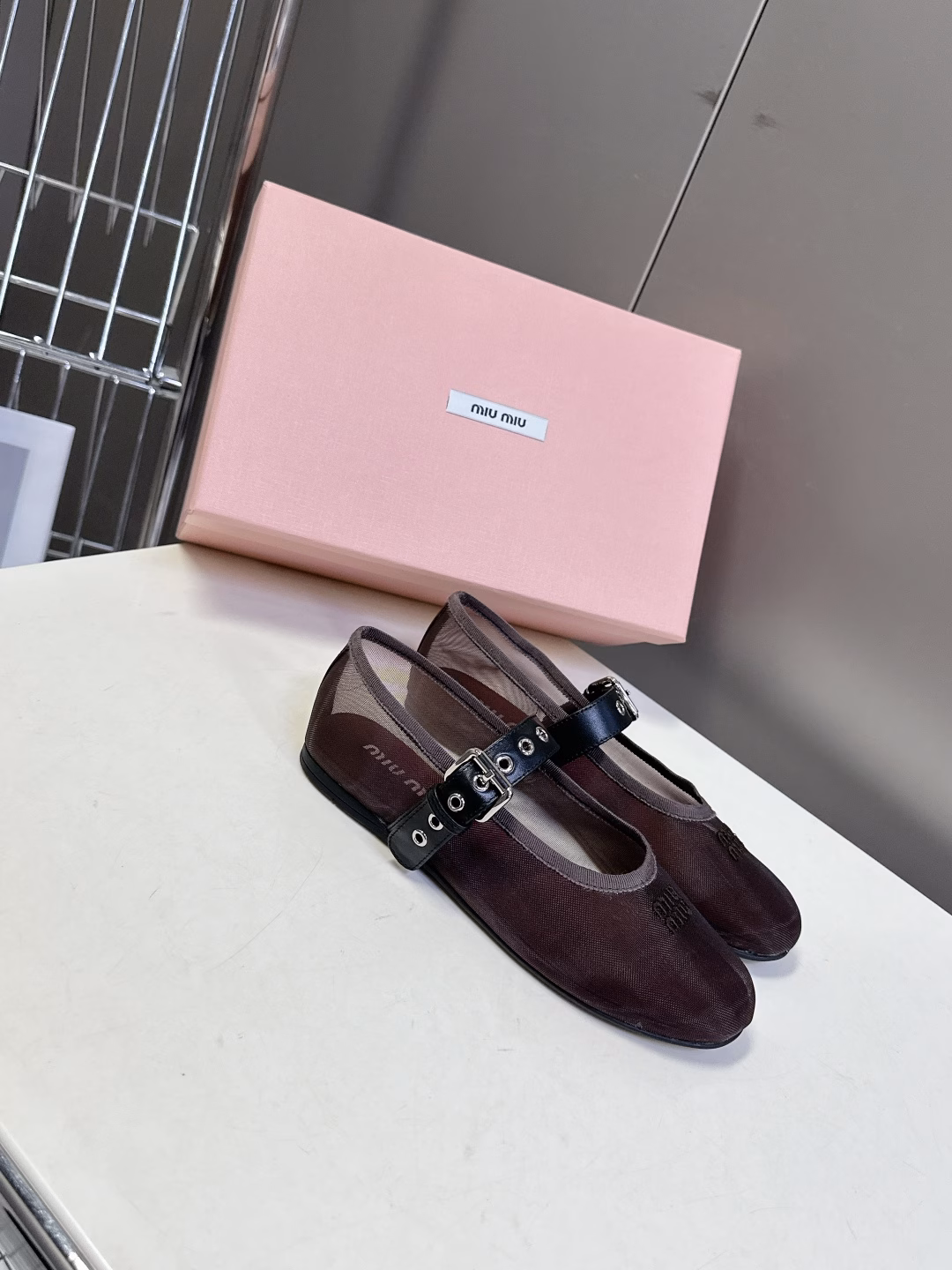 MIuMiu classic ballet shoesIntegrate the dynamic charm of ballet into daily life, and depict the classic outline of dance shoes with modern brushstrokes. Inspired by classic Japanese shoes. Simple but not complicated, suitable for a variety of styles, and smart and fashionable between steps. Fishnet ballet shoes, avant-garde mesh uppers with classic ballet shoe shapes, soft materials combined. Breathable mesh uppers are both casual and elegant, adding an uninhibited style to the original sweetness. Original rubber non-slip outsole