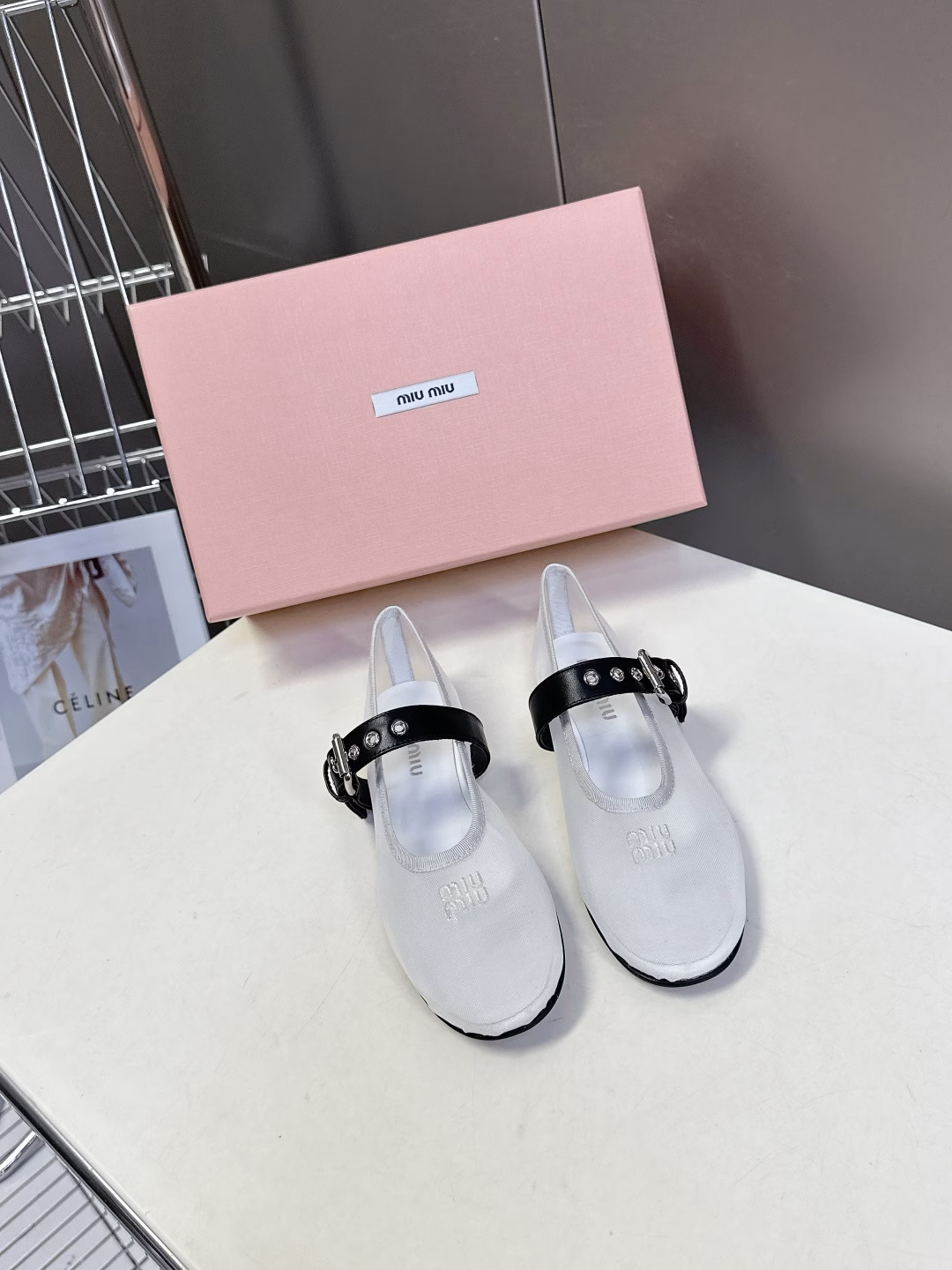 MIuMiu classic ballet shoesIntegrate the dynamic charm of ballet into daily life, and depict the classic outline of dance shoes with modern brushstrokes. Inspired by classic Japanese shoes. Simple but not complicated, suitable for a variety of styles, and smart and fashionable between steps. Fishnet ballet shoes, avant-garde mesh uppers with classic ballet shoe shapes, soft materials combined. Breathable mesh uppers are both casual and elegant, adding an uninhibited style to the original sweetness. Original rubber non-slip outsole