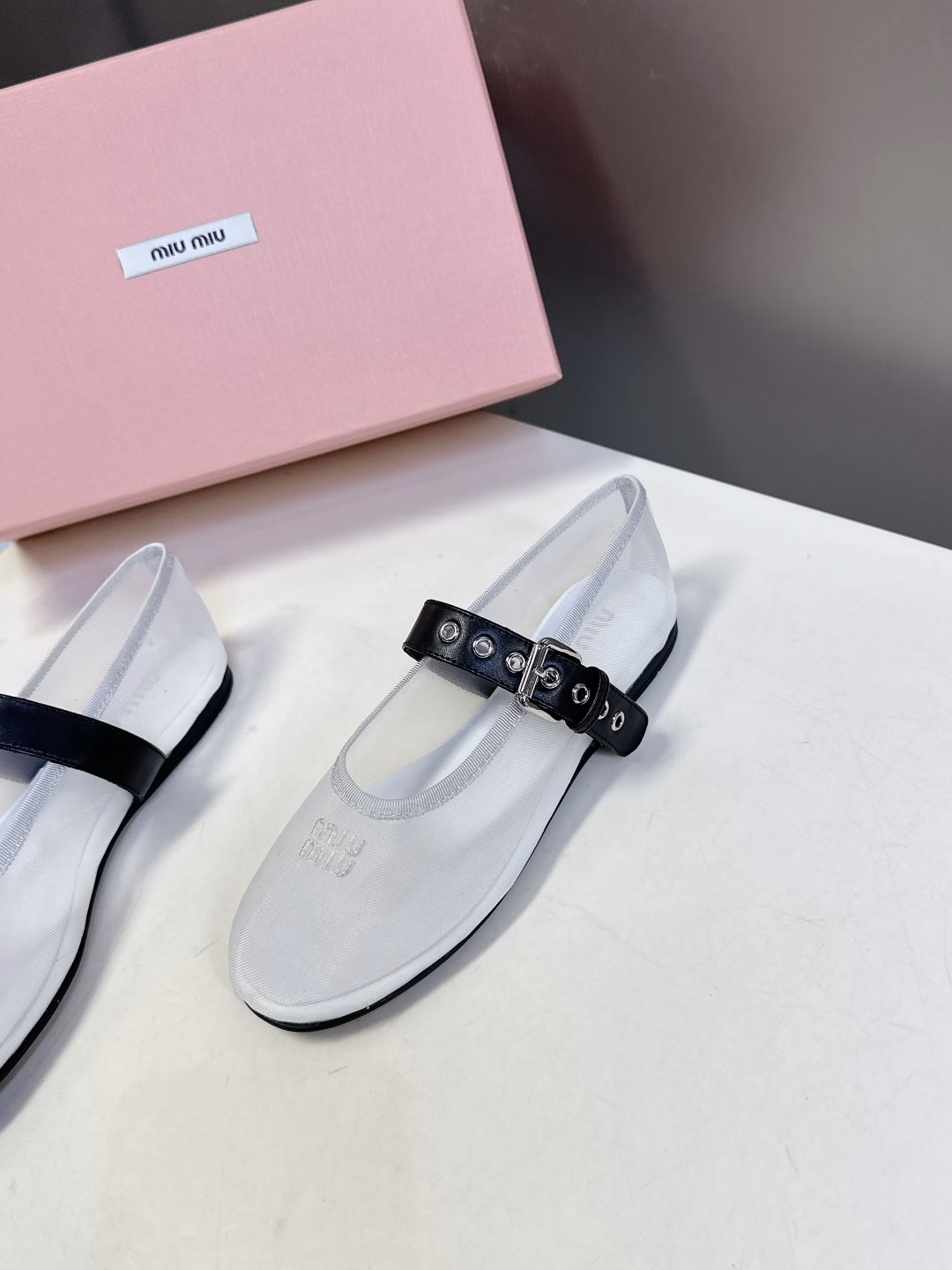 MIuMiu classic ballet shoesIntegrate the dynamic charm of ballet into daily life, and depict the classic outline of dance shoes with modern brushstrokes. Inspired by classic Japanese shoes. Simple but not complicated, suitable for a variety of styles, and smart and fashionable between steps. Fishnet ballet shoes, avant-garde mesh uppers with classic ballet shoe shapes, soft materials combined. Breathable mesh uppers are both casual and elegant, adding an uninhibited style to the original sweetness. Original rubber non-slip outsole