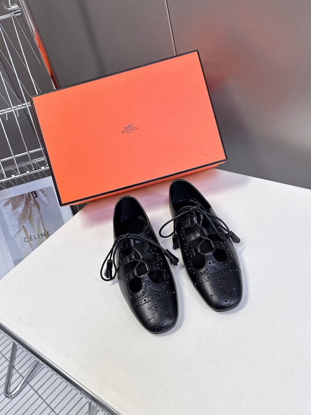 The latest Hermès spring and summer shoes are hard to find in every cabinet. The classic round-toe style is paired with highly recognizable brogue holes. It is very versatile and fashionable. Many celebrities and influencers recommend it. It is a must-have for spring and summer. It is comfortable and high-end. It is very comfortable and does not squeeze the feet. The upper is made of imported calfskin, the lining is mixed sheepskin, and the Italian leather outsole is packed with original packaging.
