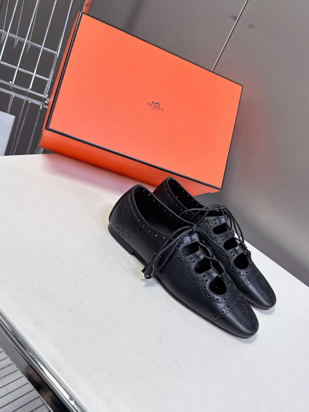 The latest Hermès spring and summer shoes are hard to find in every cabinet. The classic round-toe style is paired with highly recognizable brogue holes. It is very versatile and fashionable. Many celebrities and influencers recommend it. It is a must-have for spring and summer. It is comfortable and high-end. It is very comfortable and does not squeeze the feet. The upper is made of imported calfskin, the lining is mixed sheepskin, and the Italian leather outsole is packed with original packaging.