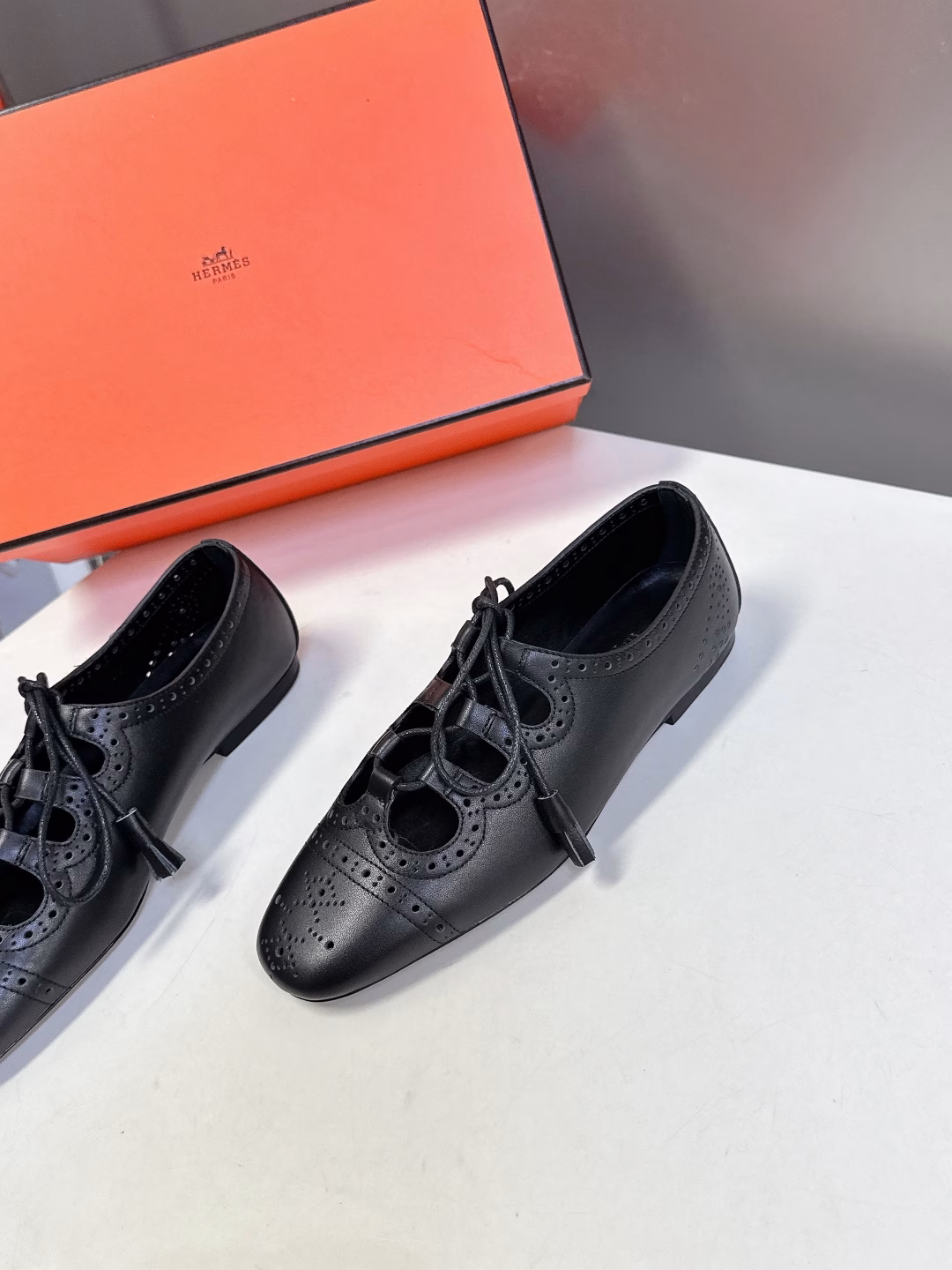 The latest Hermès spring and summer shoes are hard to find in every cabinet. The classic round-toe style is paired with highly recognizable brogue holes. It is very versatile and fashionable. Many celebrities and influencers recommend it. It is a must-have for spring and summer. It is comfortable and high-end. It is very comfortable and does not squeeze the feet. The upper is made of imported calfskin, the lining is mixed sheepskin, and the Italian leather outsole is packed with original packaging.