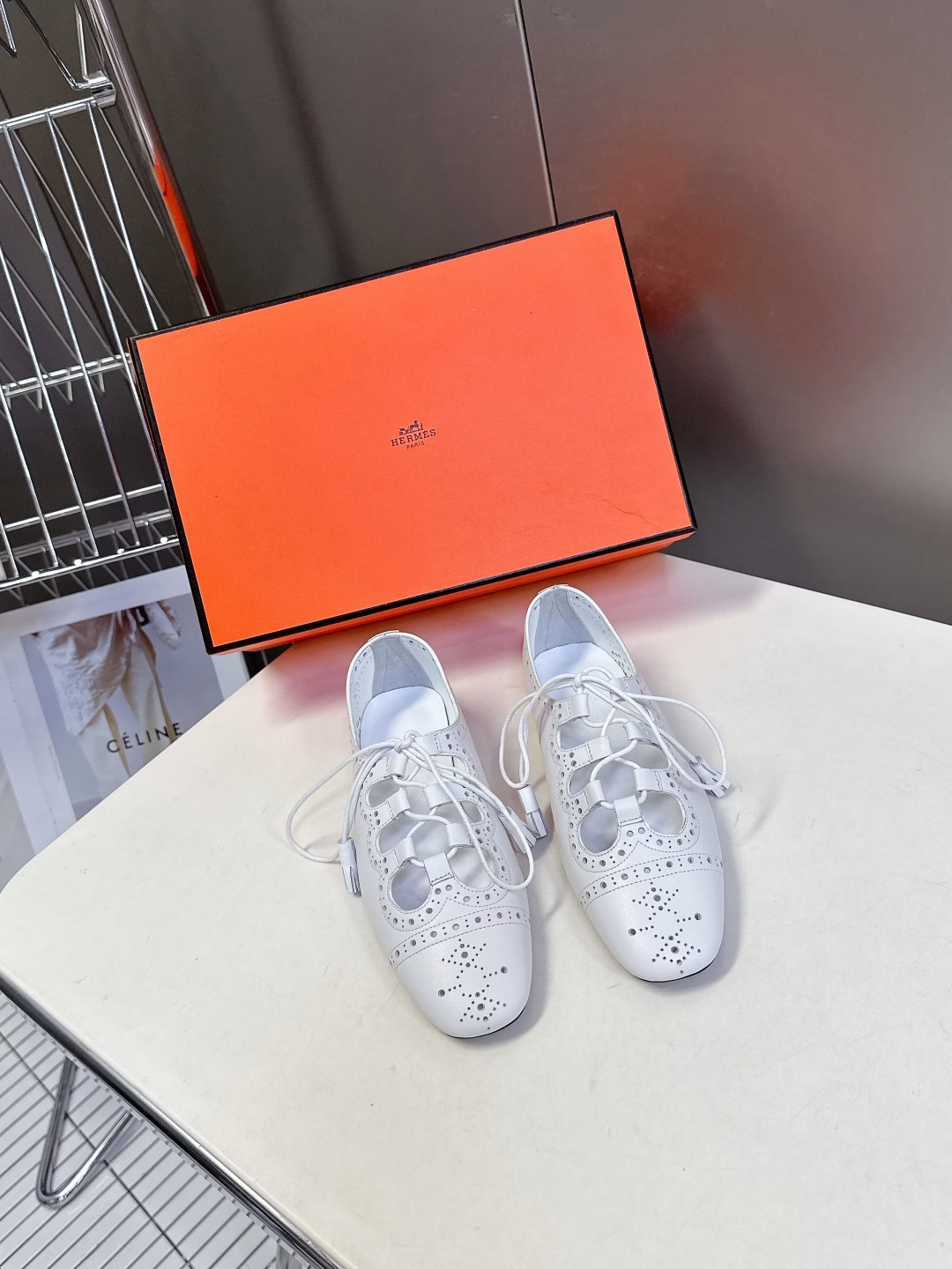 The latest Hermès spring and summer shoes are hard to find in every cabinet. The classic round-toe style is paired with highly recognizable brogue holes. It is very versatile and fashionable. Many celebrities and influencers recommend it. It is a must-have for spring and summer. It is comfortable and high-end. It is very comfortable and does not squeeze the feet. The upper is made of imported calfskin, the lining is mixed sheepskin, and the Italian leather outsole is packed with original packaging.