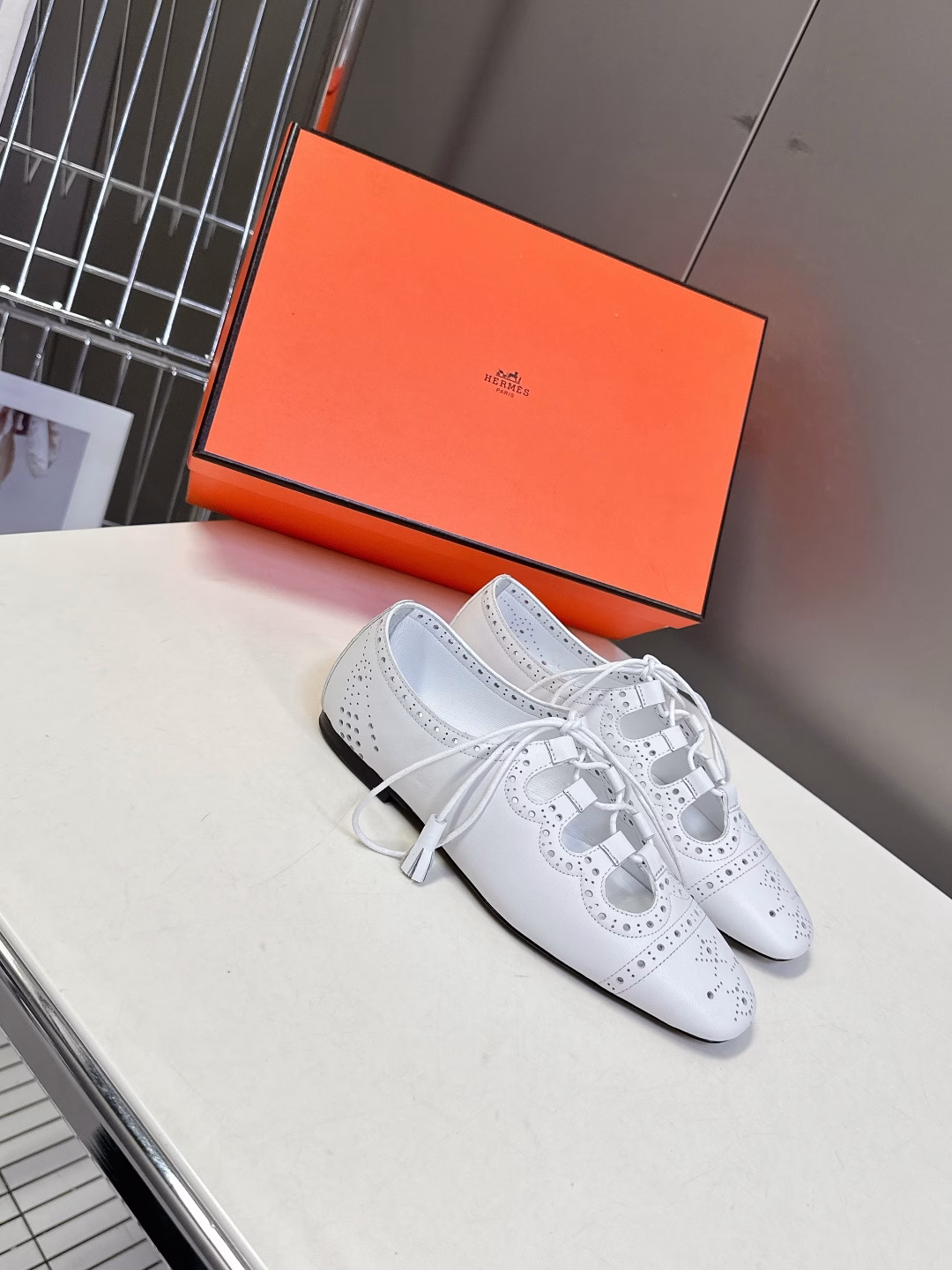 The latest Hermès spring and summer shoes are hard to find in every cabinet. The classic round-toe style is paired with highly recognizable brogue holes. It is very versatile and fashionable. Many celebrities and influencers recommend it. It is a must-have for spring and summer. It is comfortable and high-end. It is very comfortable and does not squeeze the feet. The upper is made of imported calfskin, the lining is mixed sheepskin, and the Italian leather outsole is packed with original packaging.