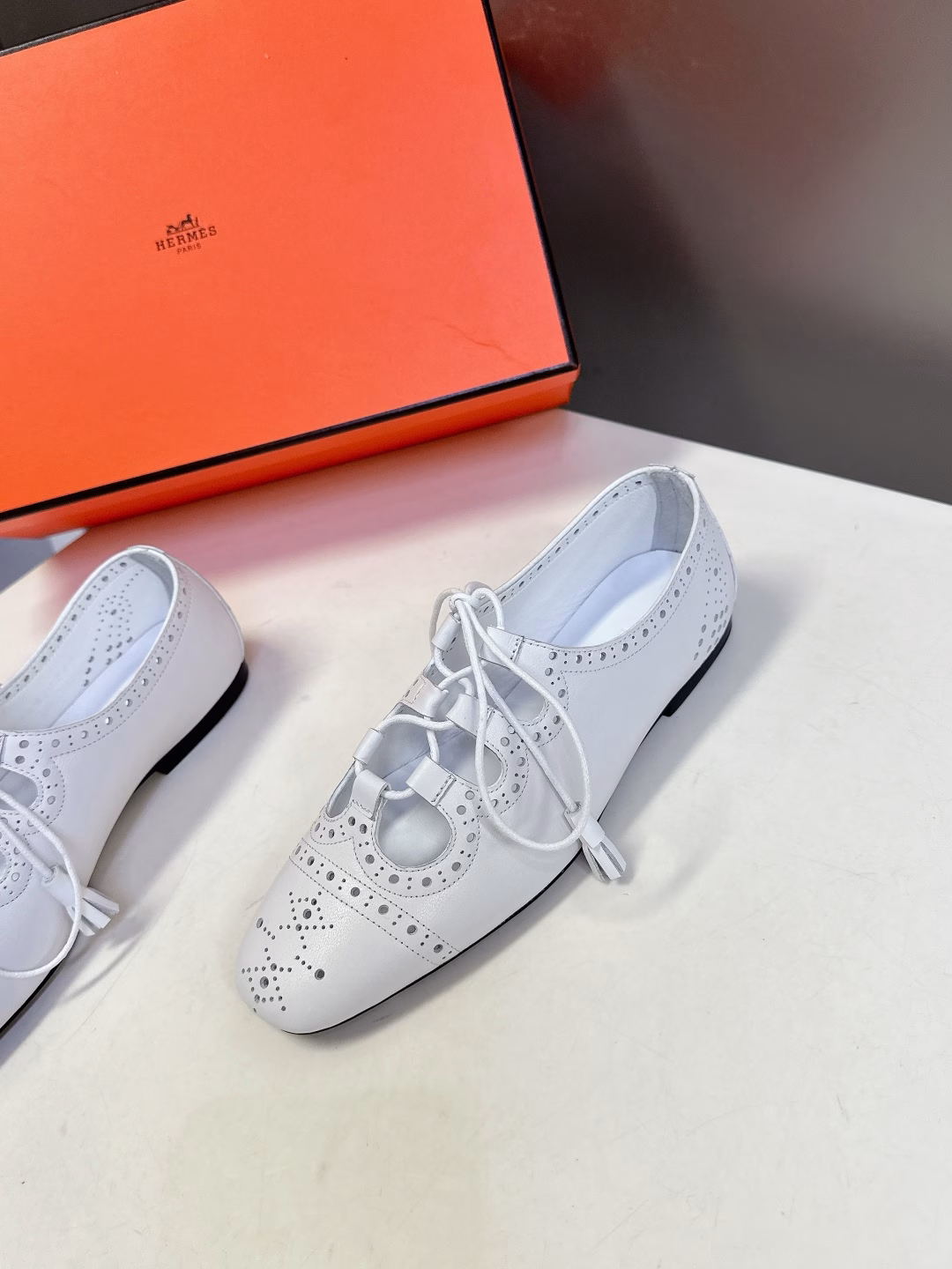 The latest Hermès spring and summer shoes are hard to find in every cabinet. The classic round-toe style is paired with highly recognizable brogue holes. It is very versatile and fashionable. Many celebrities and influencers recommend it. It is a must-have for spring and summer. It is comfortable and high-end. It is very comfortable and does not squeeze the feet. The upper is made of imported calfskin, the lining is mixed sheepskin, and the Italian leather outsole is packed with original packaging.