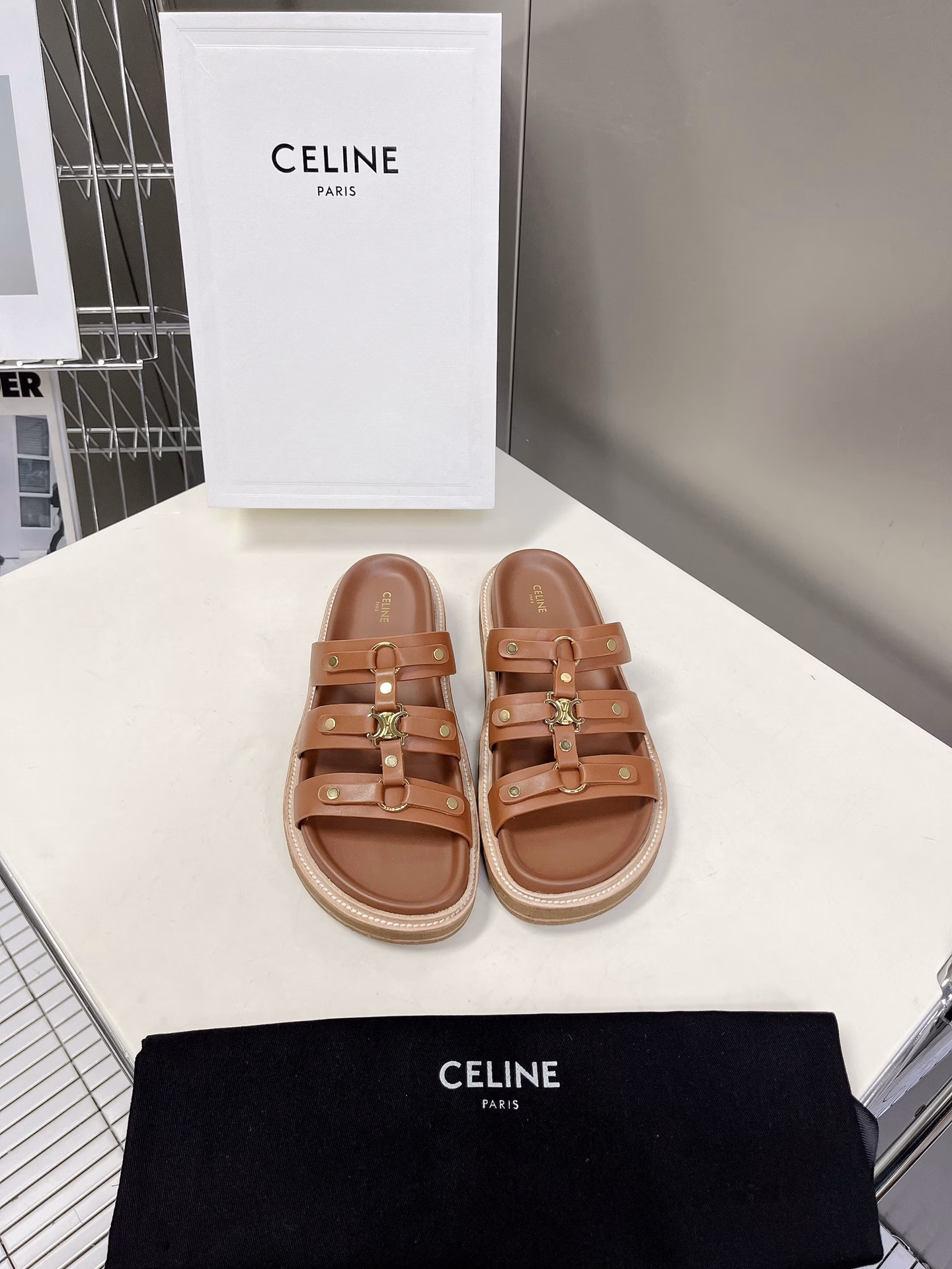 Celine's new generation of spring and summer Arc de Triomphe retro Roman sandals and slippers. No pressure in and out of the counter. Re-made version, refuse to see fake low-end goods at first glance. Original last model, debugged N times, this pair of shoes is absolutely full of vintage flavor