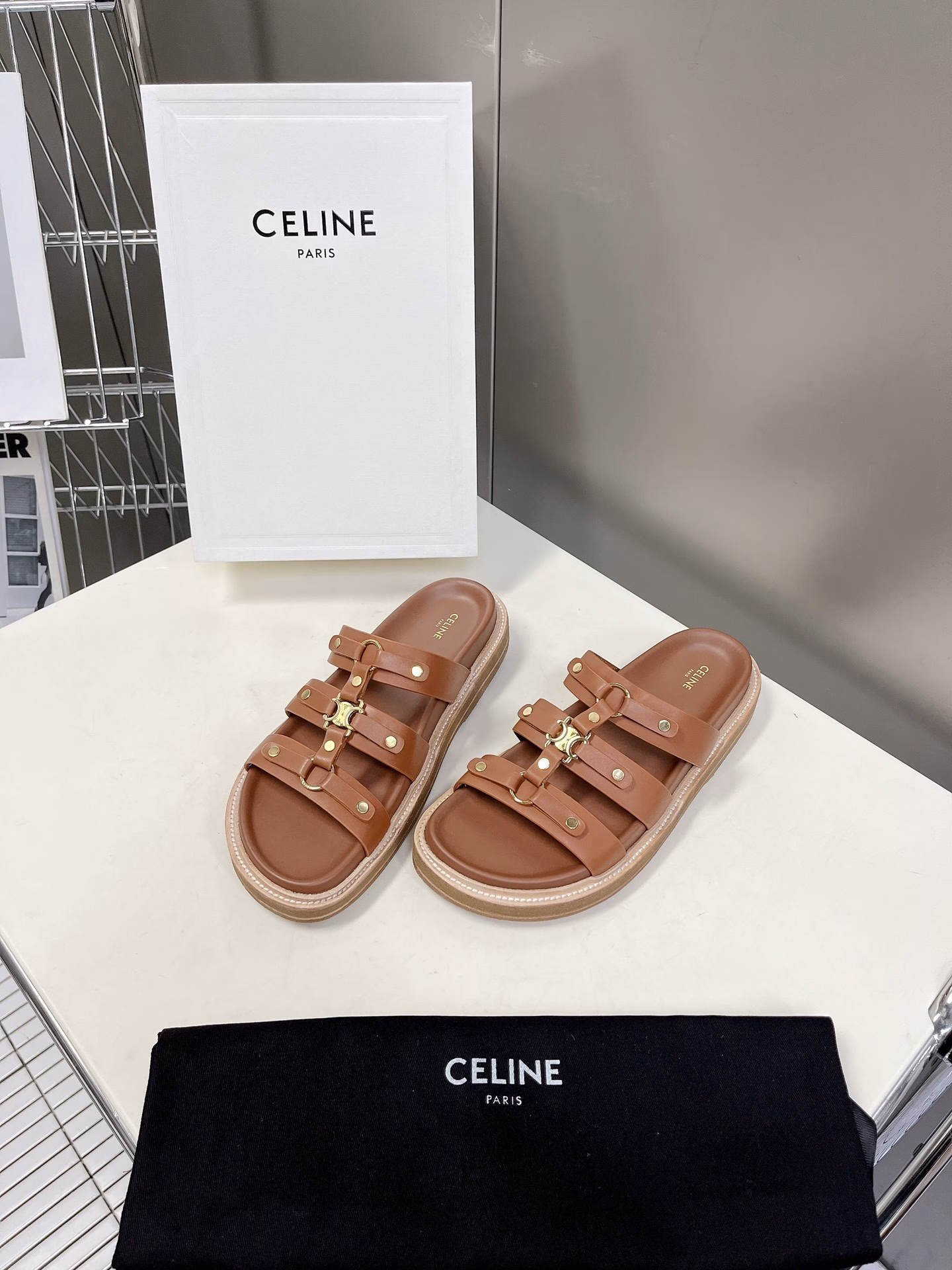 Celine's new generation of spring and summer Arc de Triomphe retro Roman sandals and slippers. No pressure in and out of the counter. Re-made version, refuse to see fake low-end goods at first glance. Original last model, debugged N times, this pair of shoes is absolutely full of vintage flavor