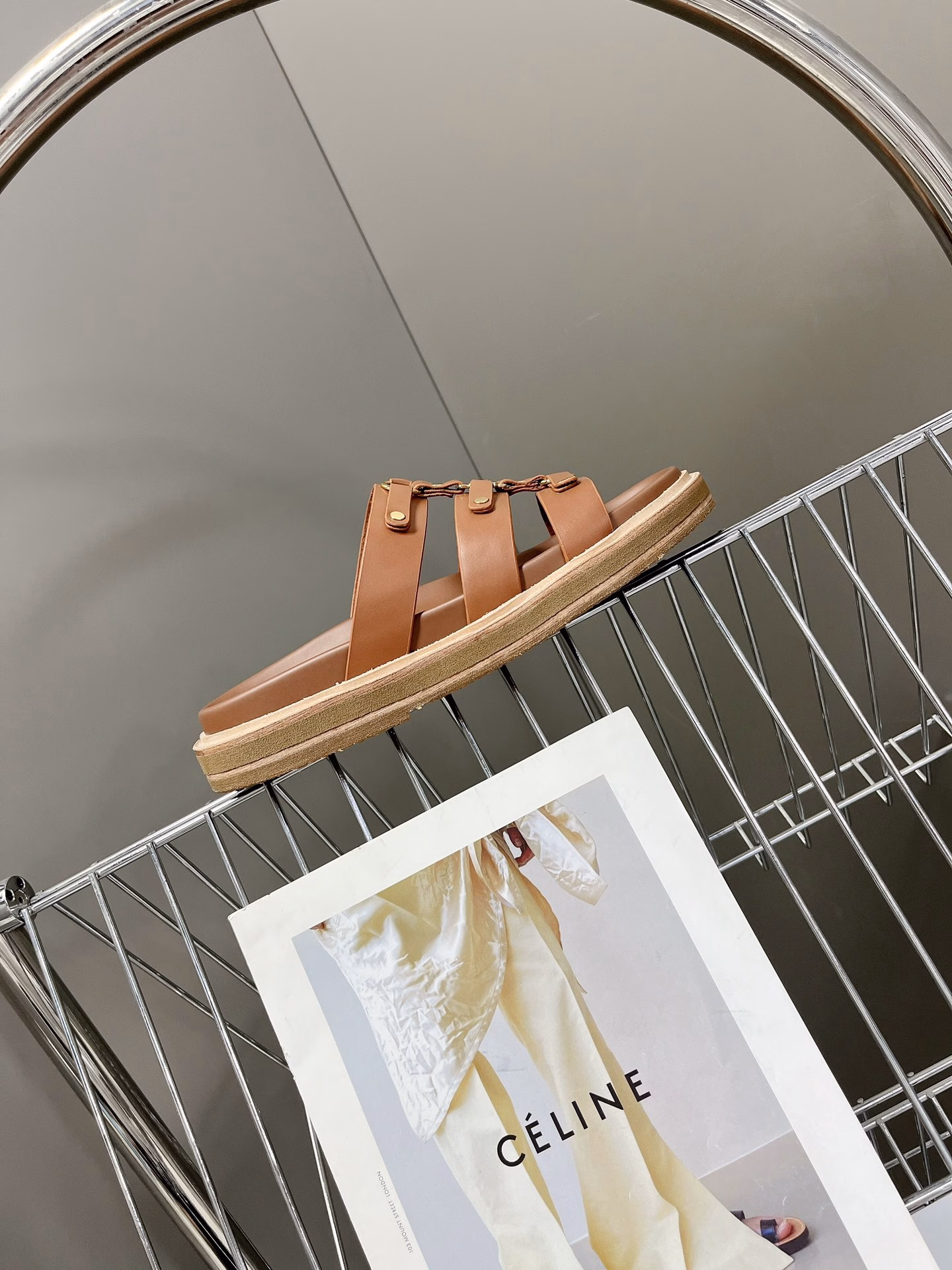Celine's new generation of spring and summer Arc de Triomphe retro Roman sandals and slippers. No pressure in and out of the counter. Re-made version, refuse to see fake low-end goods at first glance. Original last model, debugged N times, this pair of shoes is absolutely full of vintage flavor