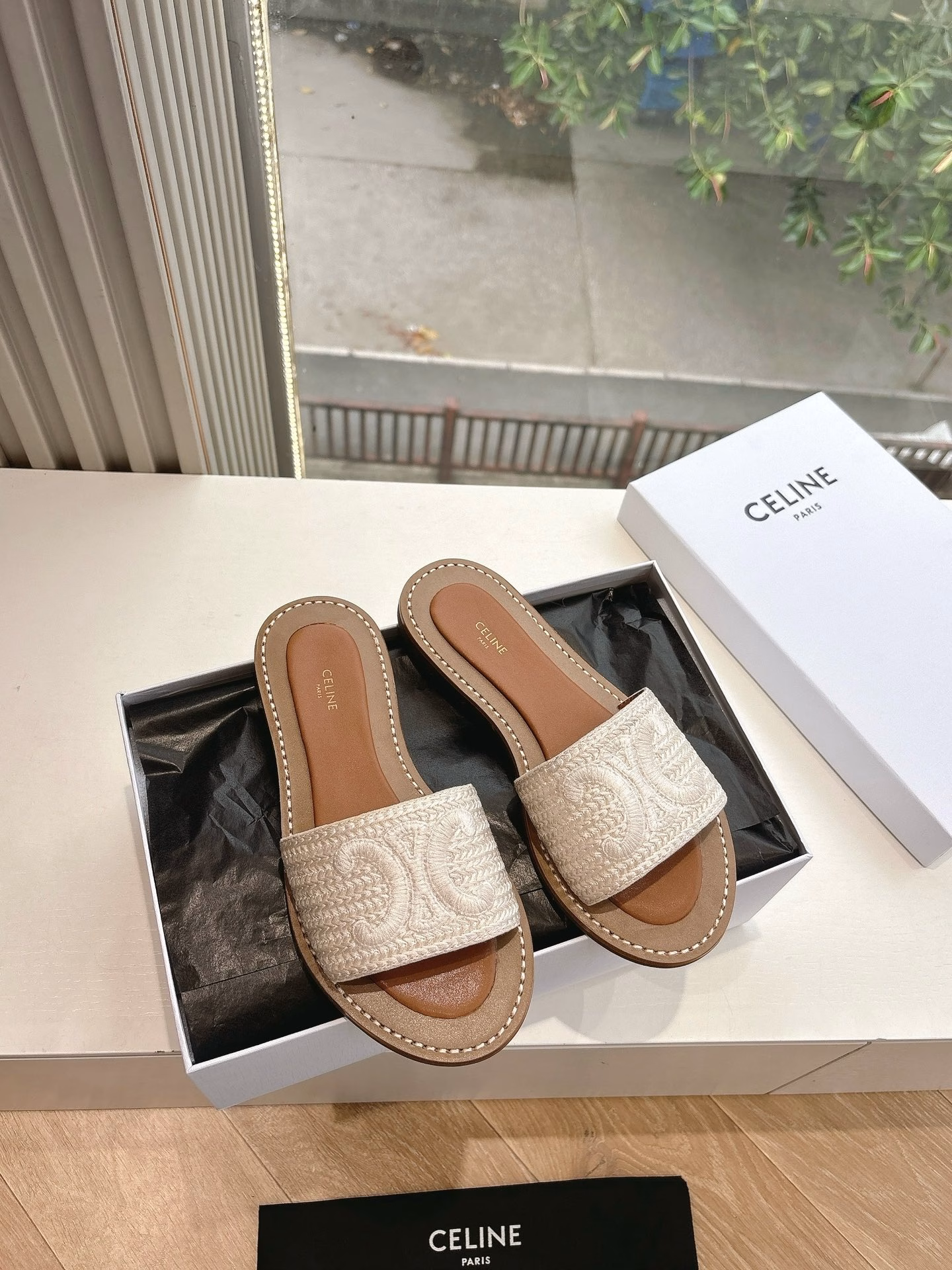 CELINE RUNNER sports shoes with CELINE logo on the side, embossed CELINE logo on the upper, thick-soled bread shoes, new models for women in spring and summer 2025, Arc de Triomphe logo lace-up 356853, simple and comfortable, clean and neat, heightening and slimming legs, whether worn alone or with wide-leg pants, high street and retro ✔️ Let's be CELINE girls