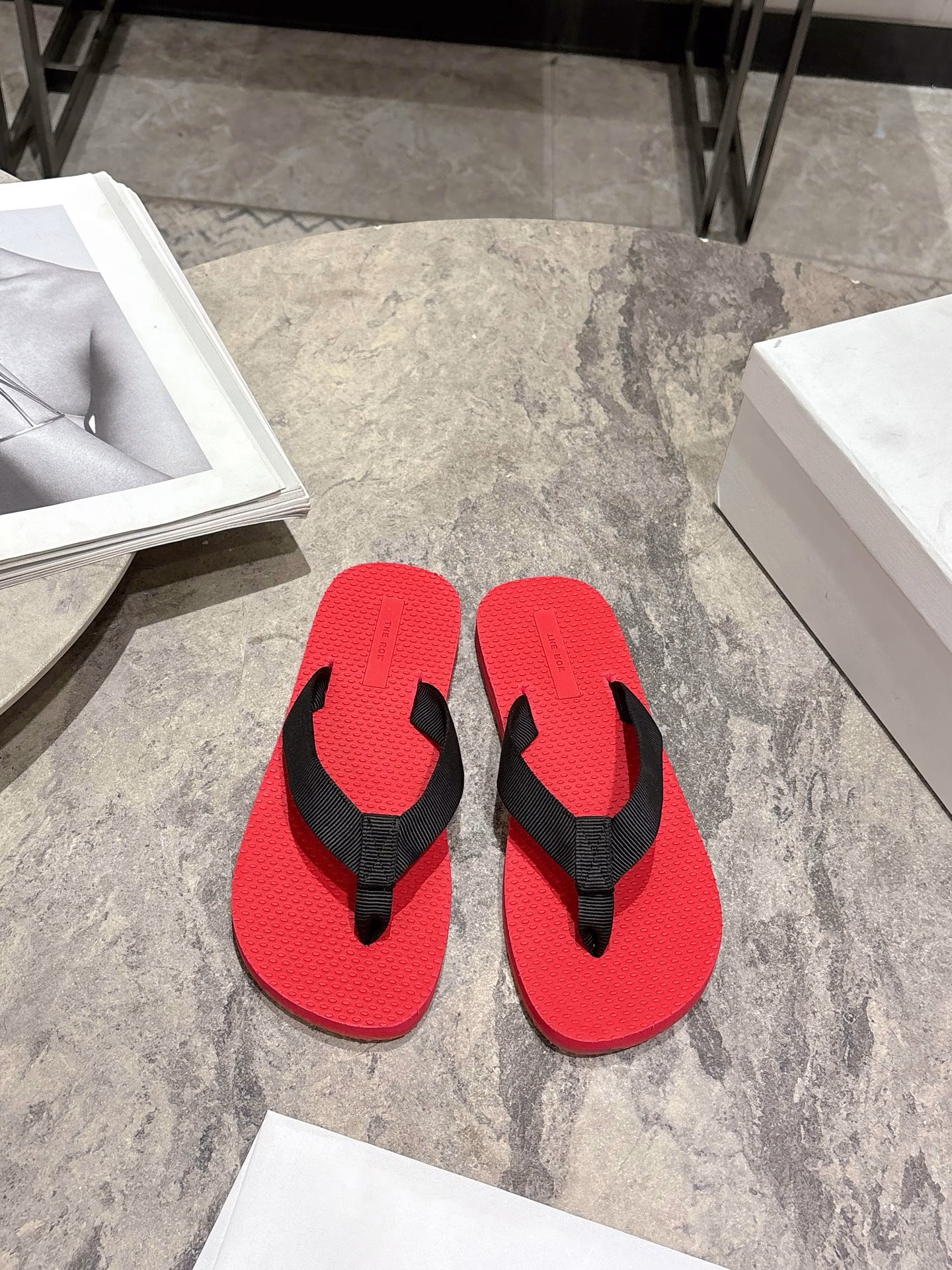 The Row Dune flip-flops couples outfitThe Row 2025 early spring series shows comfortable and simple outfits!The new Dune flip-flop sandals are made of grosgrain cotton and feature a textured footbed and a lightweight rubber sole. By reinterpreting classic styles, new colors are used to inject new vitality into the brand