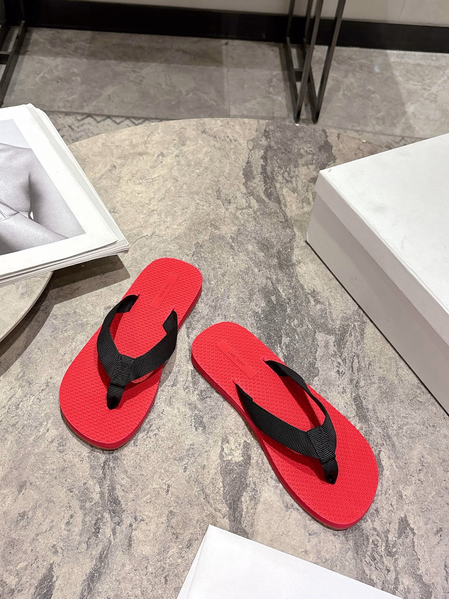 The Row Dune flip-flops couples outfitThe Row 2025 early spring series shows comfortable and simple outfits!The new Dune flip-flop sandals are made of grosgrain cotton and feature a textured footbed and a lightweight rubber sole. By reinterpreting classic styles, new colors are used to inject new vitality into the brand