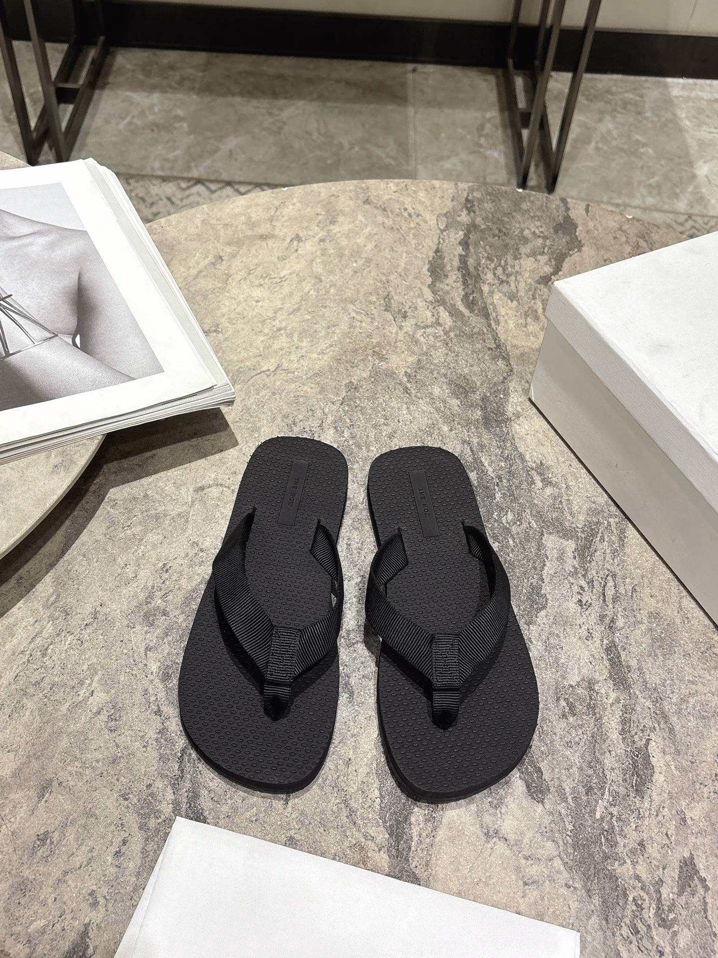 The Row Dune flip-flops couples outfitThe Row 2025 early spring series shows comfortable and simple outfits!The new Dune flip-flop sandals are made of grosgrain cotton and feature a textured footbed and a lightweight rubber sole. By reinterpreting classic styles, new colors are used to inject new vitality into the brand