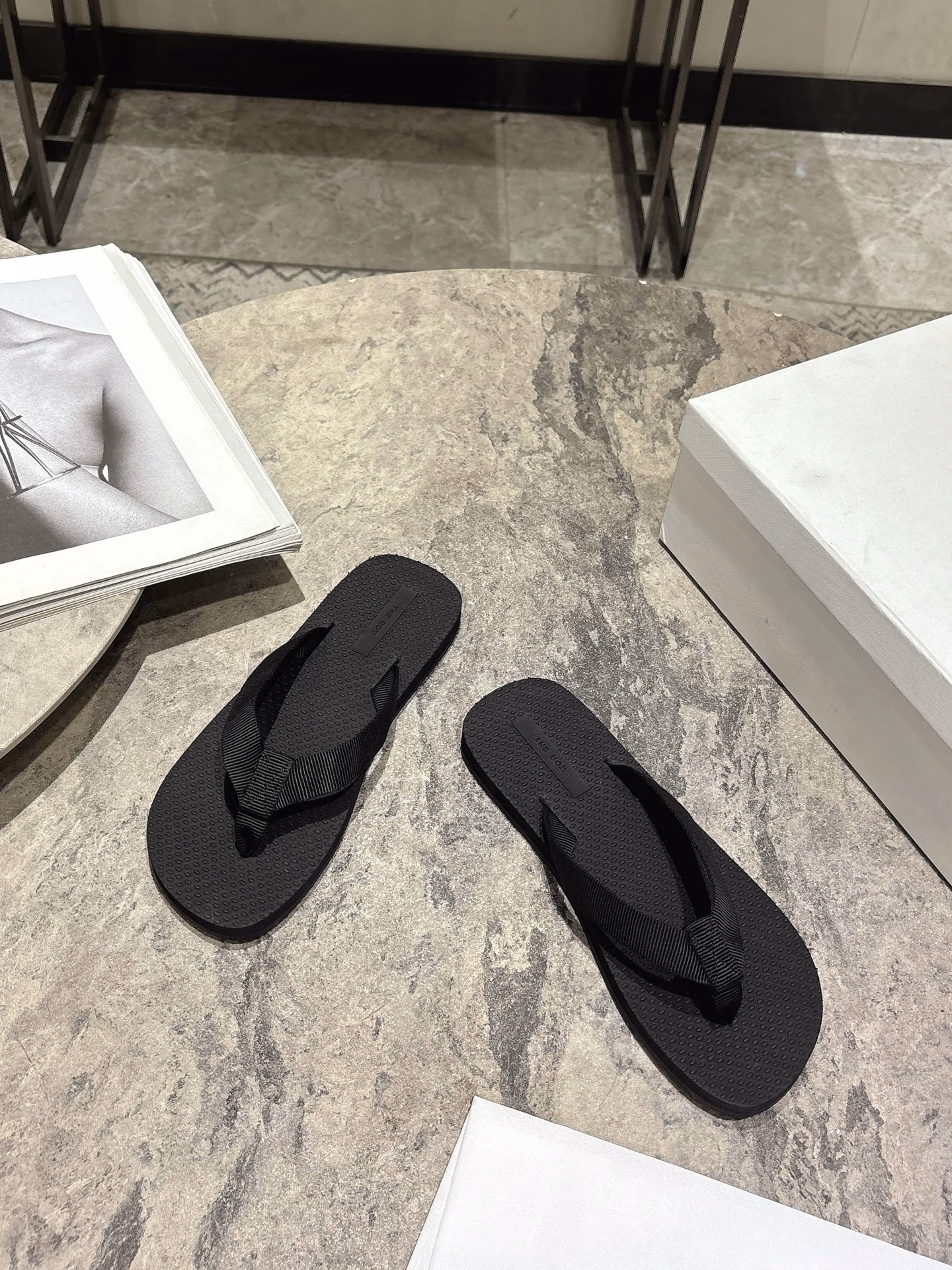 The Row Dune flip-flops couples outfitThe Row 2025 early spring series shows comfortable and simple outfits!The new Dune flip-flop sandals are made of grosgrain cotton and feature a textured footbed and a lightweight rubber sole. By reinterpreting classic styles, new colors are used to inject new vitality into the brand