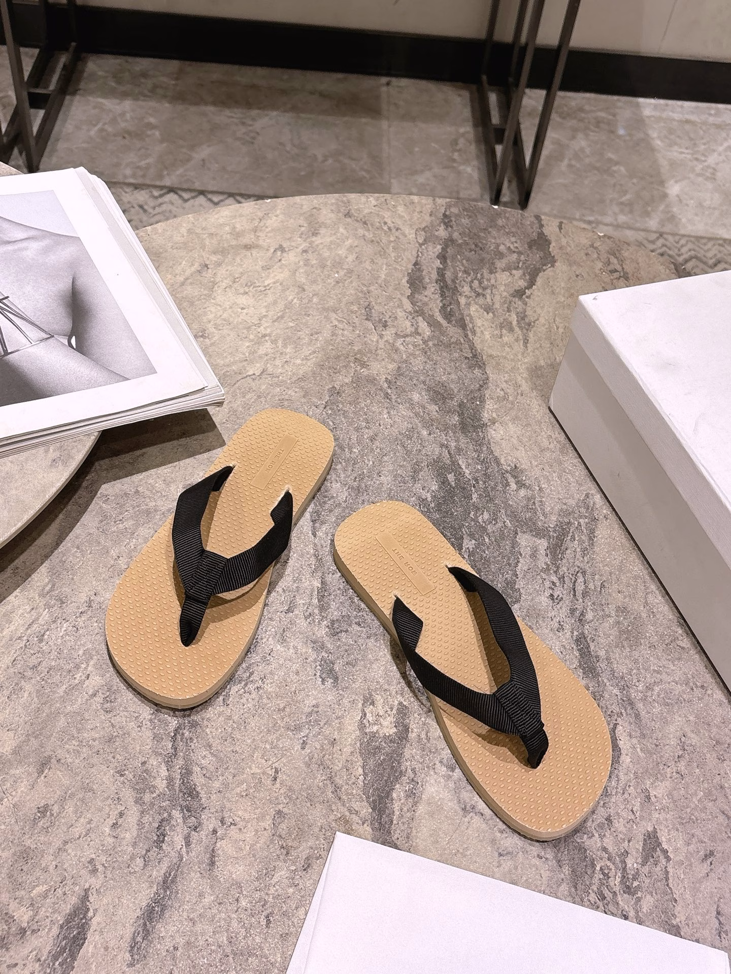 The Row Dune flip-flops couples outfitThe Row 2025 early spring series shows comfortable and simple outfits!The new Dune flip-flop sandals are made of grosgrain cotton and feature a textured footbed and a lightweight rubber sole. By reinterpreting classic styles, new colors are used to inject new vitality into the brand