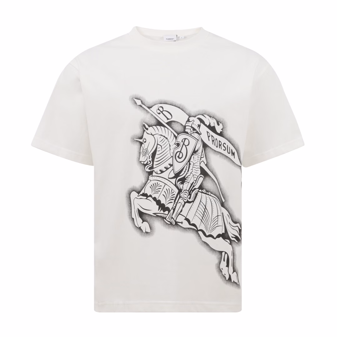 Burberry Horse Printed Short SleevesThis summer's latest classic and stylish slogan T-shirt. No extra frills, just pair it up to feel the unique charm of British style! Made of plain knitted cotton fabric, it has a warm texture and a sense of drape. The craftsmanship is neat and detailed, the lines are neat, the ribbed neckline is smooth and delicate, comfortable and breathable, and the cutting process is in place. The most popular OS loose version is cut out, which is fashionable and eye-catching, and full of street casual laziness! The pocket plaid does not need to be deliberately explained, and the neat and delicate beauty is different from the traditional offset printing pattern!