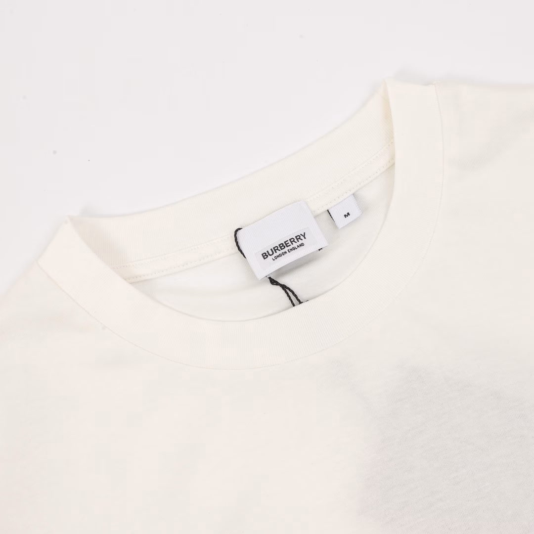 Burberry Horse Printed Short SleevesThis summer's latest classic and stylish slogan T-shirt. No extra frills, just pair it up to feel the unique charm of British style! Made of plain knitted cotton fabric, it has a warm texture and a sense of drape. The craftsmanship is neat and detailed, the lines are neat, the ribbed neckline is smooth and delicate, comfortable and breathable, and the cutting process is in place. The most popular OS loose version is cut out, which is fashionable and eye-catching, and full of street casual laziness! The pocket plaid does not need to be deliberately explained, and the neat and delicate beauty is different from the traditional offset printing pattern!