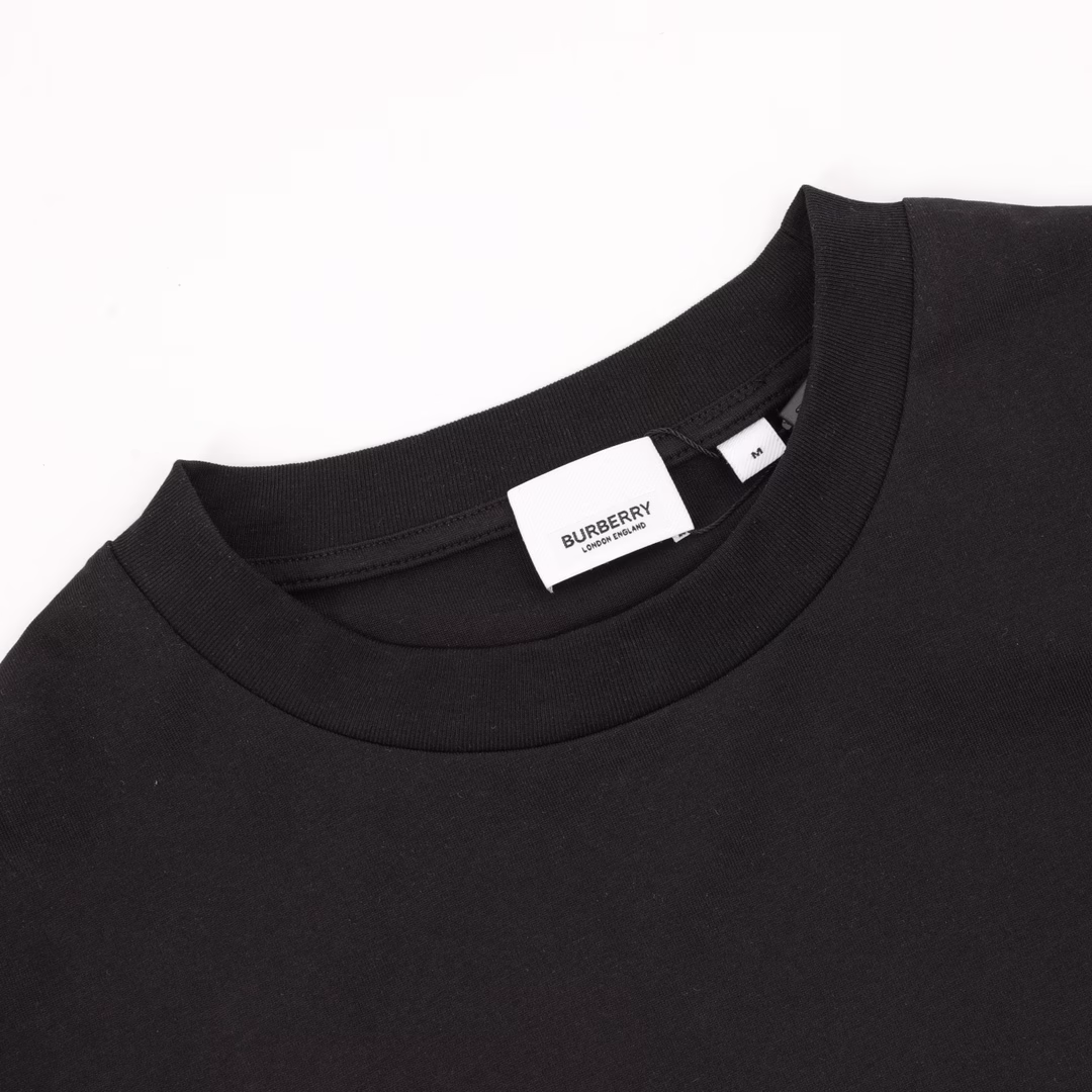 Burberry Horse Printed Short SleevesThis summer's latest classic and stylish slogan T-shirt. No extra frills, just pair it up to feel the unique charm of British style! Made of plain knitted cotton fabric, it has a warm texture and a sense of drape. The craftsmanship is neat and detailed, the lines are neat, the ribbed neckline is smooth and delicate, comfortable and breathable, and the cutting process is in place. The most popular OS loose version is cut out, which is fashionable and eye-catching, and full of street casual laziness! The pocket plaid does not need to be deliberately explained, and the neat and delicate beauty is different from the traditional offset printing pattern!