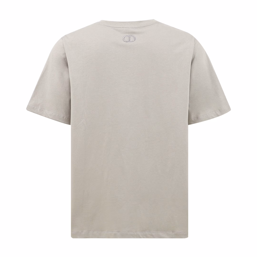 Dior Embroidered Letter Pocket Round Neck Short SleeveOriginal purchase, cotton bamboo jersey fabric, this season's theme pattern patch, Dr embroidery, chest patch pocket, hole craftsmanship, ribbed round neck #Full set of new tag equipment. Cotton bamboo jersey fabric is mainly made of pure cotton yarn; the weave structure usually adopts plain weave. The yarn uses fine yarn, which is thinner and has a higher twist, which can improve the quality and comfort of the fabric. The fabric has the characteristics of staggered warp and weft yarns, stable structure, and smooth surface.Cotton bamboo jersey fabric has a soft texture, comfortable touch, and will not irritate the skin. It also has good wrinkle resistance and portability. The overall structure of the fabric is stable, not easy to deform and wear, so it has a long service life.