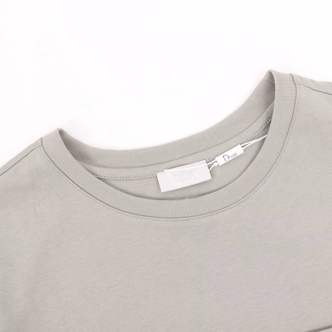 Dior Embroidered Letter Pocket Round Neck Short SleeveOriginal purchase, cotton bamboo jersey fabric, this season's theme pattern patch, Dr embroidery, chest patch pocket, hole craftsmanship, ribbed round neck #Full set of new tag equipment. Cotton bamboo jersey fabric is mainly made of pure cotton yarn; the weave structure usually adopts plain weave. The yarn uses fine yarn, which is thinner and has a higher twist, which can improve the quality and comfort of the fabric. The fabric has the characteristics of staggered warp and weft yarns, stable structure, and smooth surface.Cotton bamboo jersey fabric has a soft texture, comfortable touch, and will not irritate the skin. It also has good wrinkle resistance and portability. The overall structure of the fabric is stable, not easy to deform and wear, so it has a long service life.