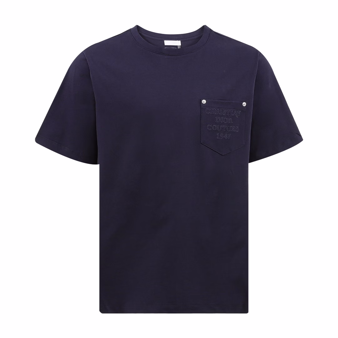 Dior Embroidered Letter Pocket Round Neck Short SleeveOriginal purchase, cotton bamboo jersey fabric, this season's theme pattern patch, Dr embroidery, chest patch pocket, hole craftsmanship, ribbed round neck #Full set of new tag equipment. Cotton bamboo jersey fabric is mainly made of pure cotton yarn; the weave structure usually adopts plain weave. The yarn uses fine yarn, which is thinner and has a higher twist, which can improve the quality and comfort of the fabric. The fabric has the characteristics of staggered warp and weft yarns, stable structure, and smooth surface.Cotton bamboo jersey fabric has a soft texture, comfortable touch, and will not irritate the skin. It also has good wrinkle resistance and portability. The overall structure of the fabric is stable, not easy to deform and wear, so it has a long service life.