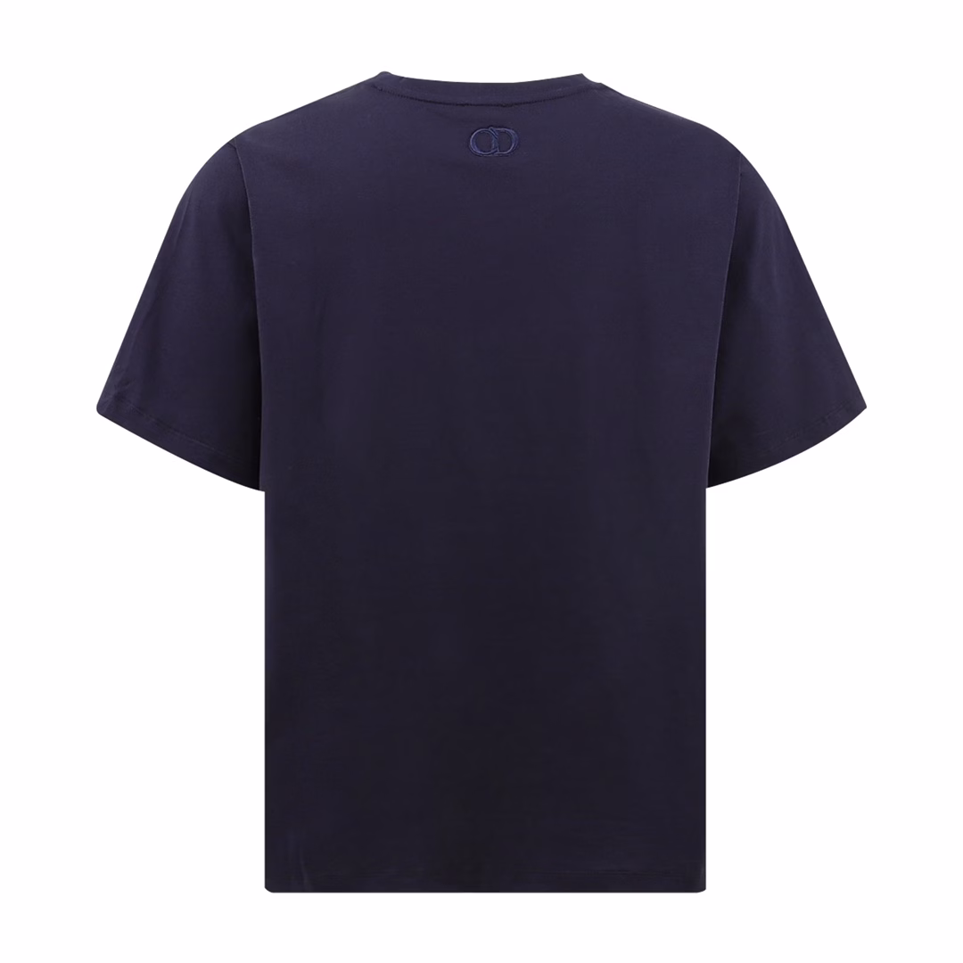 Dior Embroidered Letter Pocket Round Neck Short SleeveOriginal purchase, cotton bamboo jersey fabric, this season's theme pattern patch, Dr embroidery, chest patch pocket, hole craftsmanship, ribbed round neck #Full set of new tag equipment. Cotton bamboo jersey fabric is mainly made of pure cotton yarn; the weave structure usually adopts plain weave. The yarn uses fine yarn, which is thinner and has a higher twist, which can improve the quality and comfort of the fabric. The fabric has the characteristics of staggered warp and weft yarns, stable structure, and smooth surface.Cotton bamboo jersey fabric has a soft texture, comfortable touch, and will not irritate the skin. It also has good wrinkle resistance and portability. The overall structure of the fabric is stable, not easy to deform and wear, so it has a long service life.