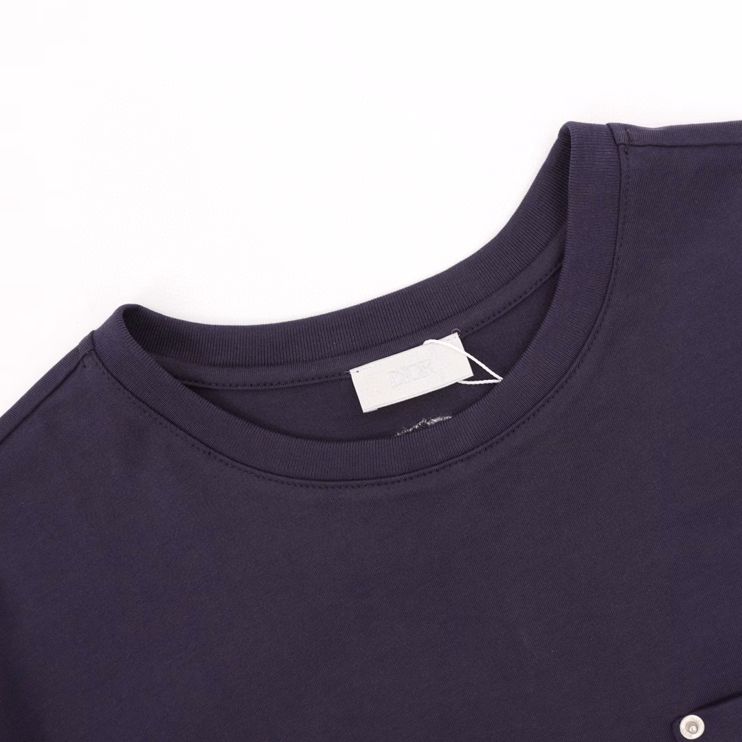 Dior Embroidered Letter Pocket Round Neck Short SleeveOriginal purchase, cotton bamboo jersey fabric, this season's theme pattern patch, Dr embroidery, chest patch pocket, hole craftsmanship, ribbed round neck #Full set of new tag equipment. Cotton bamboo jersey fabric is mainly made of pure cotton yarn; the weave structure usually adopts plain weave. The yarn uses fine yarn, which is thinner and has a higher twist, which can improve the quality and comfort of the fabric. The fabric has the characteristics of staggered warp and weft yarns, stable structure, and smooth surface.Cotton bamboo jersey fabric has a soft texture, comfortable touch, and will not irritate the skin. It also has good wrinkle resistance and portability. The overall structure of the fabric is stable, not easy to deform and wear, so it has a long service life.