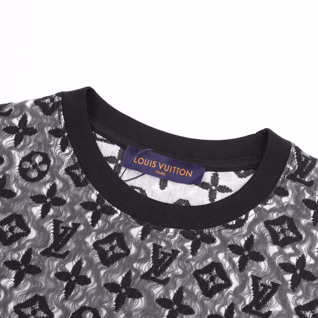 Louis Vuitton double-layer mesh jacquard monogram short sleevesMachine washing is strictly prohibited, only hand washing is allowed. This style is made of layered transparent mesh fabric and jacquard cotton fabric lining, interlaced to present the full-width Monogram pattern, with a knitted ribbed neckline, high-end luxury, unisex style, customized accessories, three labelsPlease hand wash this style, machine washing is strictly prohibited