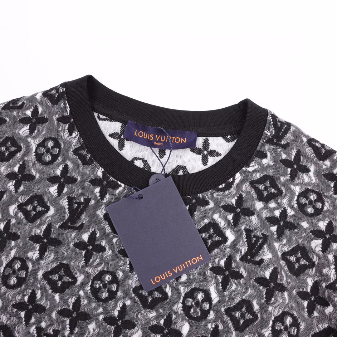 Louis Vuitton double-layer mesh jacquard monogram short sleevesMachine washing is strictly prohibited, only hand washing is allowed. This style is made of layered transparent mesh fabric and jacquard cotton fabric lining, interlaced to present the full-width Monogram pattern, with a knitted ribbed neckline, high-end luxury, unisex style, customized accessories, three labelsPlease hand wash this style, machine washing is strictly prohibited
