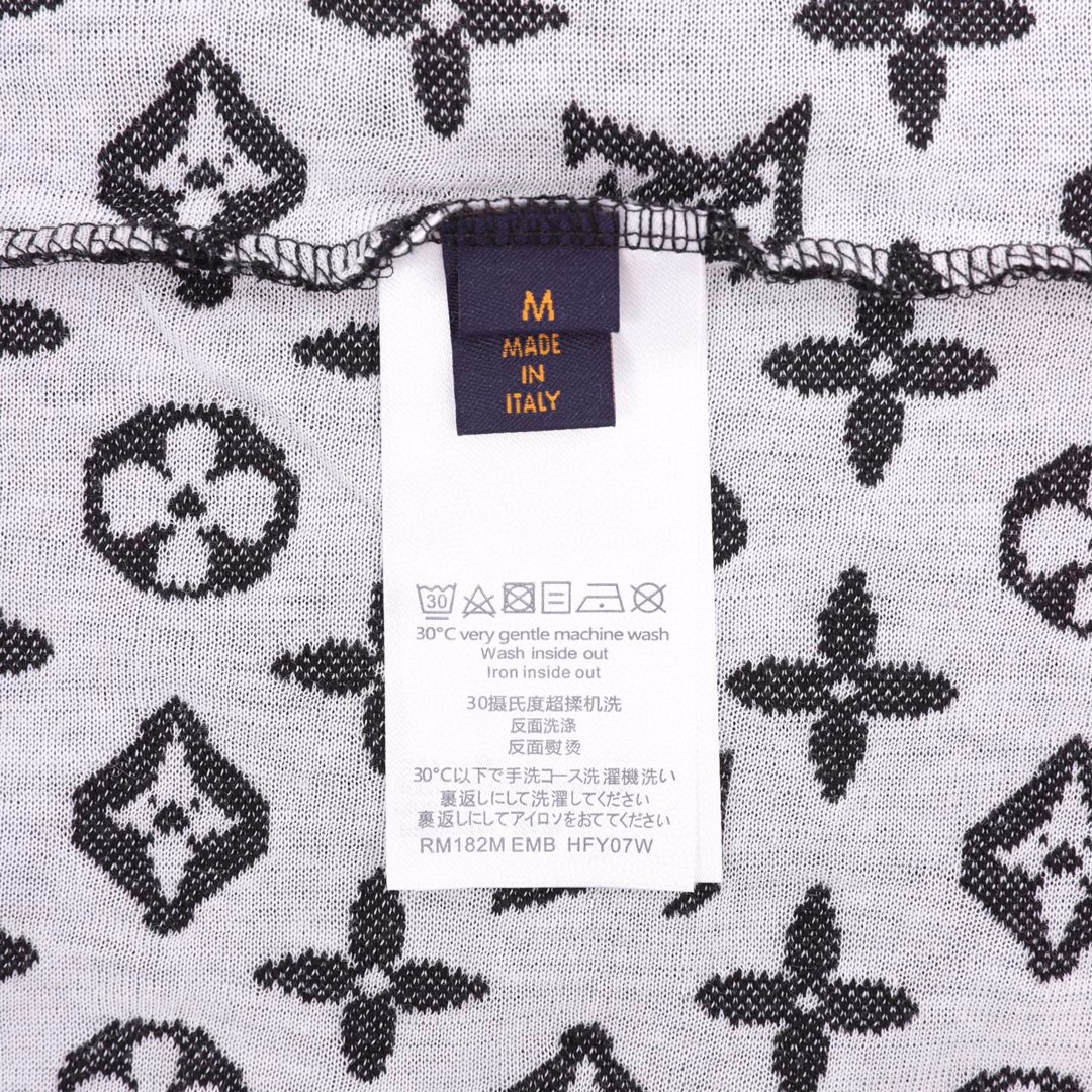 Louis Vuitton double-layer mesh jacquard monogram short sleevesMachine washing is strictly prohibited, only hand washing is allowed. This style is made of layered transparent mesh fabric and jacquard cotton fabric lining, interlaced to present the full-width Monogram pattern, with a knitted ribbed neckline, high-end luxury, unisex style, customized accessories, three labelsPlease hand wash this style, machine washing is strictly prohibited