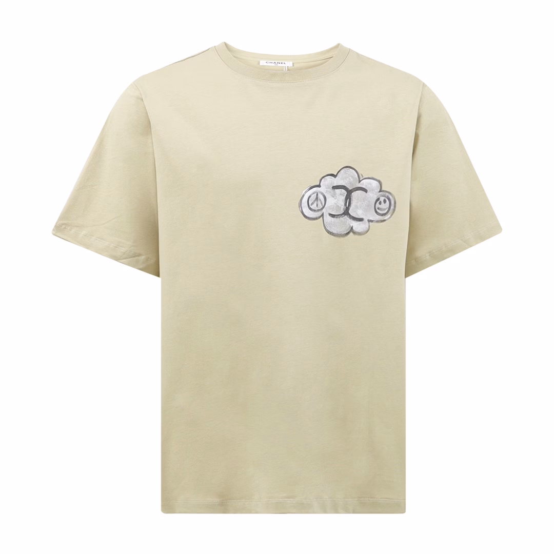 Chanel hand-painted graffiti letter short sleevesSummer channel limited T, calling for gender-neutral dressing, in line with the current trend aesthetics, with the logo slogan of the top P, everything is self-explanatory! Custom-supplied knitted cotton fabric, high-weight imported cotton cloth, soft and delicate, more comfortable and breathable, impeccable texture, simple and unique charm! The double Clog slogan offset design on the front of the body, the texture is full and exquisite, using hot melt glue printing technology, the fine logo pattern makes the three-dimensional sense of the character very strong and realistic, the offset printing completely penetrates into the fabric.