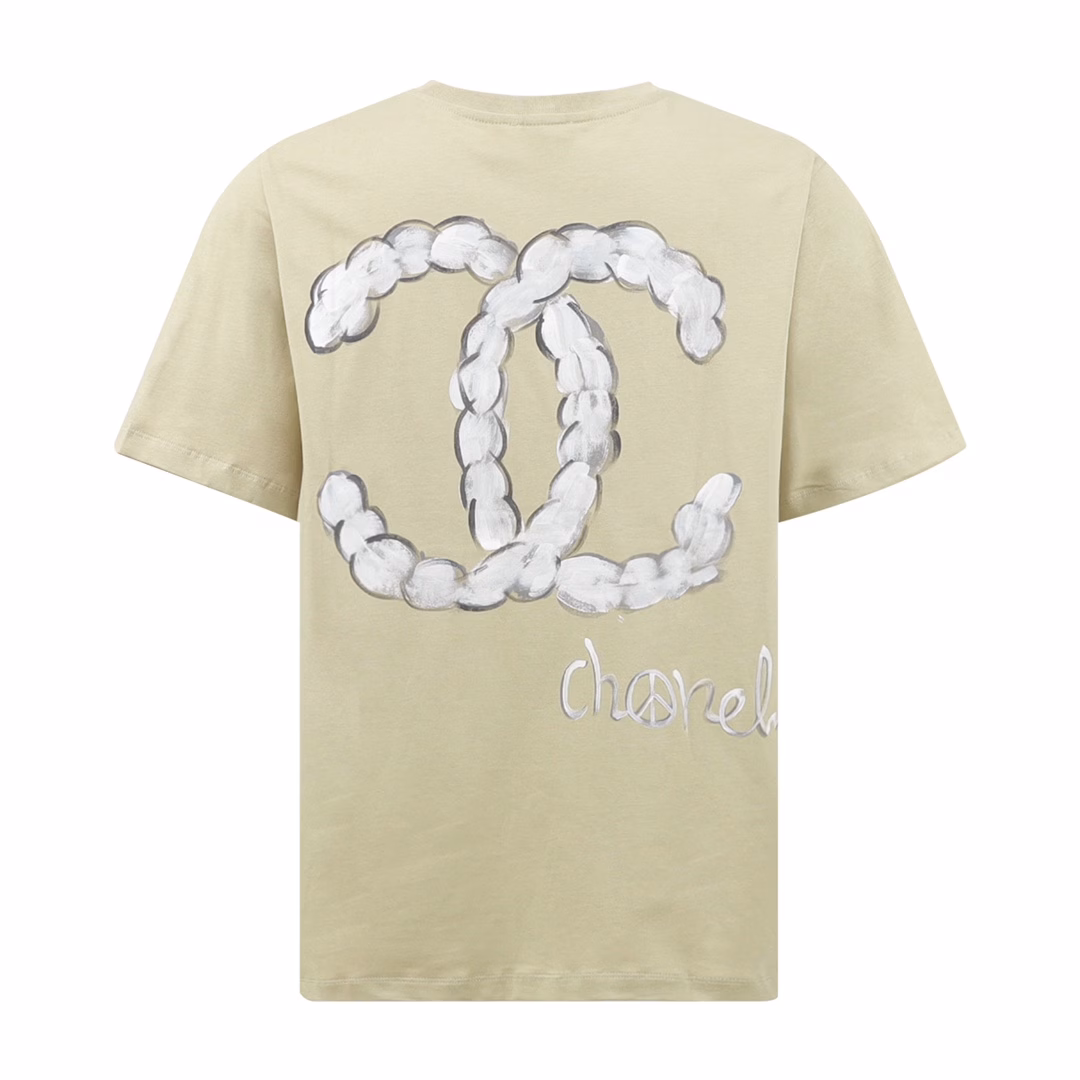 Chanel hand-painted graffiti letter short sleevesSummer channel limited T, calling for gender-neutral dressing, in line with the current trend aesthetics, with the logo slogan of the top P, everything is self-explanatory! Custom-supplied knitted cotton fabric, high-weight imported cotton cloth, soft and delicate, more comfortable and breathable, impeccable texture, simple and unique charm! The double Clog slogan offset design on the front of the body, the texture is full and exquisite, using hot melt glue printing technology, the fine logo pattern makes the three-dimensional sense of the character very strong and realistic, the offset printing completely penetrates into the fabric.