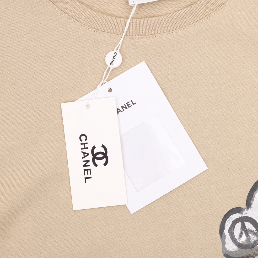 Chanel hand-painted graffiti letter short sleevesSummer channel limited T, calling for gender-neutral dressing, in line with the current trend aesthetics, with the logo slogan of the top P, everything is self-explanatory! Custom-supplied knitted cotton fabric, high-weight imported cotton cloth, soft and delicate, more comfortable and breathable, impeccable texture, simple and unique charm! The double Clog slogan offset design on the front of the body, the texture is full and exquisite, using hot melt glue printing technology, the fine logo pattern makes the three-dimensional sense of the character very strong and realistic, the offset printing completely penetrates into the fabric.