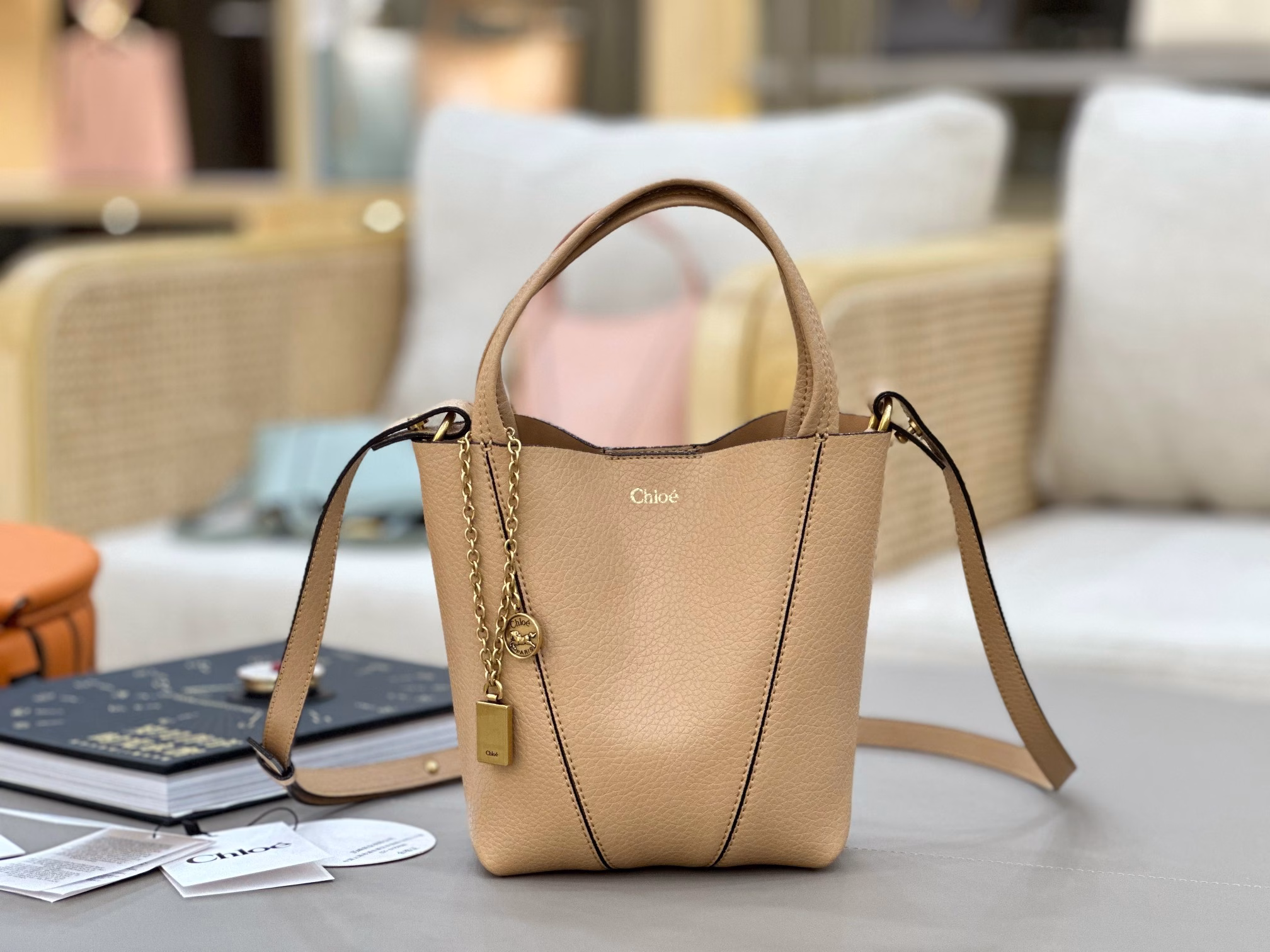 Chloe Spin BagWhy do celebrities love it?Chloe's new Spin BagSame style as Liu Tao, Zhu Zhu and other celebritiesFinally understand why so many celebrities love itHighly textured temperament luster✨Light as a feather upper body weight🌿Ingenious decorative design🐚Easily hold all outfits💃