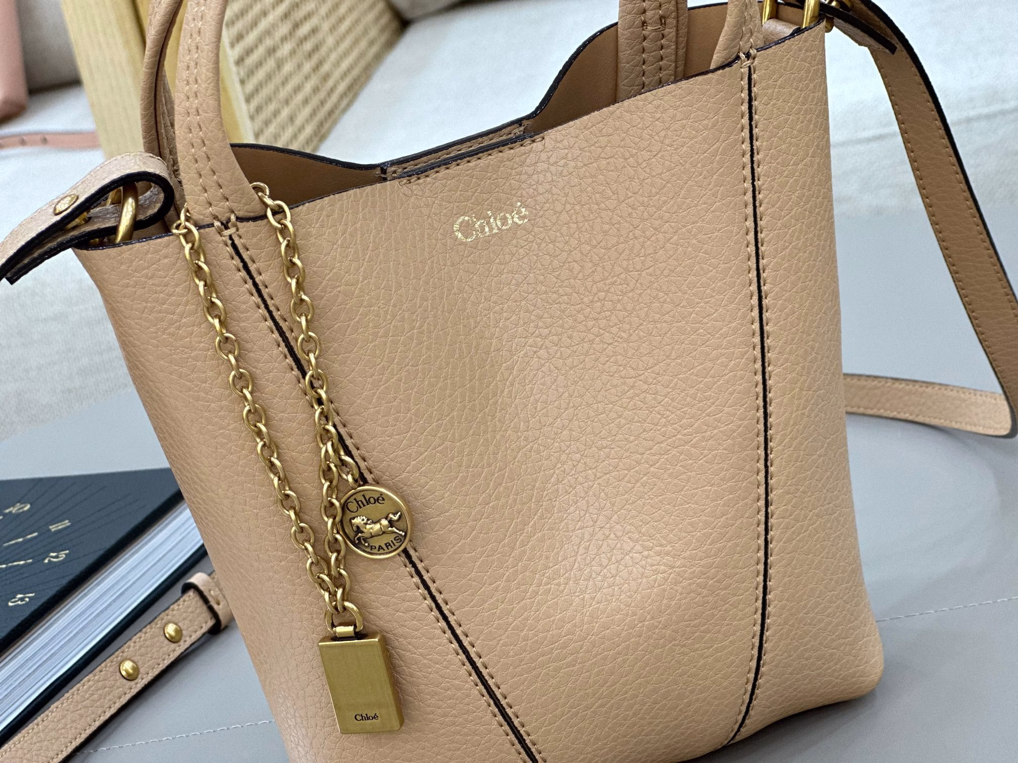 Chloe Spin BagWhy do celebrities love it?Chloe's new Spin BagSame style as Liu Tao, Zhu Zhu and other celebritiesFinally understand why so many celebrities love itHighly textured temperament luster✨Light as a feather upper body weight🌿Ingenious decorative design🐚Easily hold all outfits💃