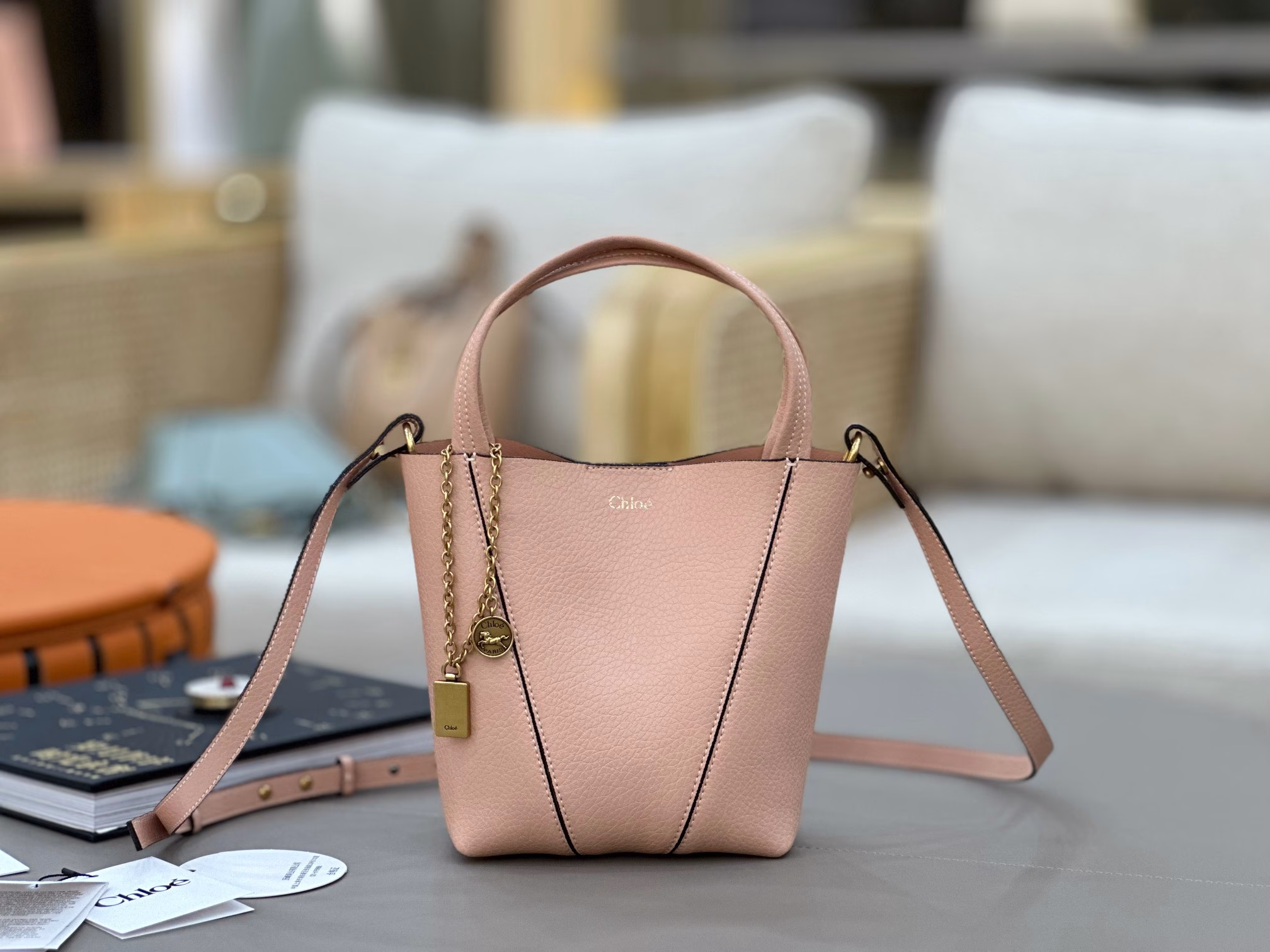 Chloe Spin BagWhy do celebrities love it?Chloe's new Spin BagSame style as Liu Tao, Zhu Zhu and other celebritiesFinally understand why so many celebrities love itHighly textured temperament luster✨Light as a feather upper body weight🌿Ingenious decorative design🐚Easily hold all outfits💃