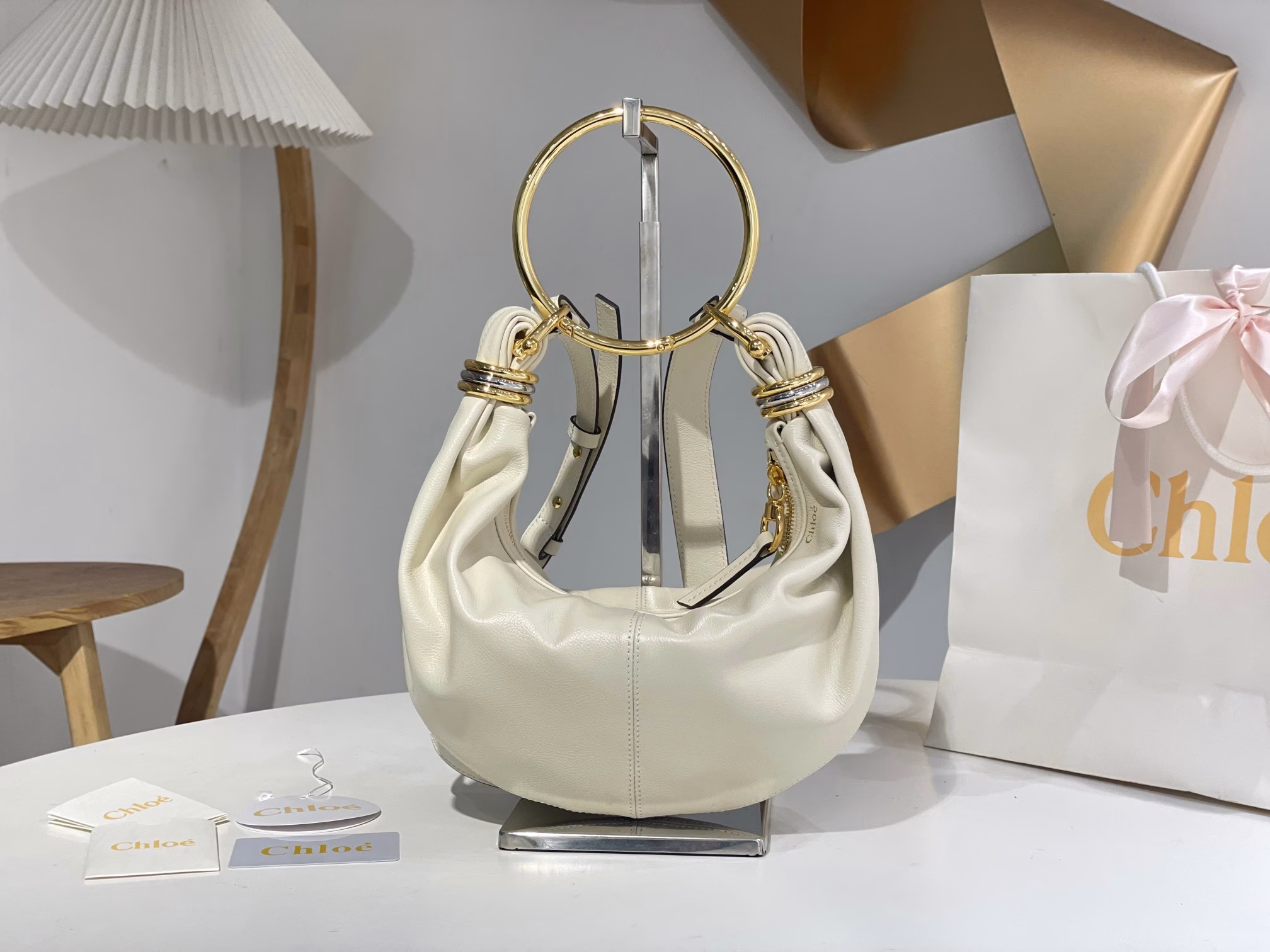 2024Chloe Fall New Bracelet Bracelet BagChloe has launched a new fall Bracelet Bracelet bag, which is performed by major stars. It continues the classic style of the year and can be worn cross-body or by hand!Hand-held is very feminine, and cross-body is very casual.Gao Yuanyuan's upper body picture is a heart-stirring one! [Color]The Bracelet bag is made of metal rings and soft imported cowhide. The detachable ring bracelet and shoulder strap are the perfect handbags for all-day style. A variety of backpack methods complement the tailoring and attitude of various styles.