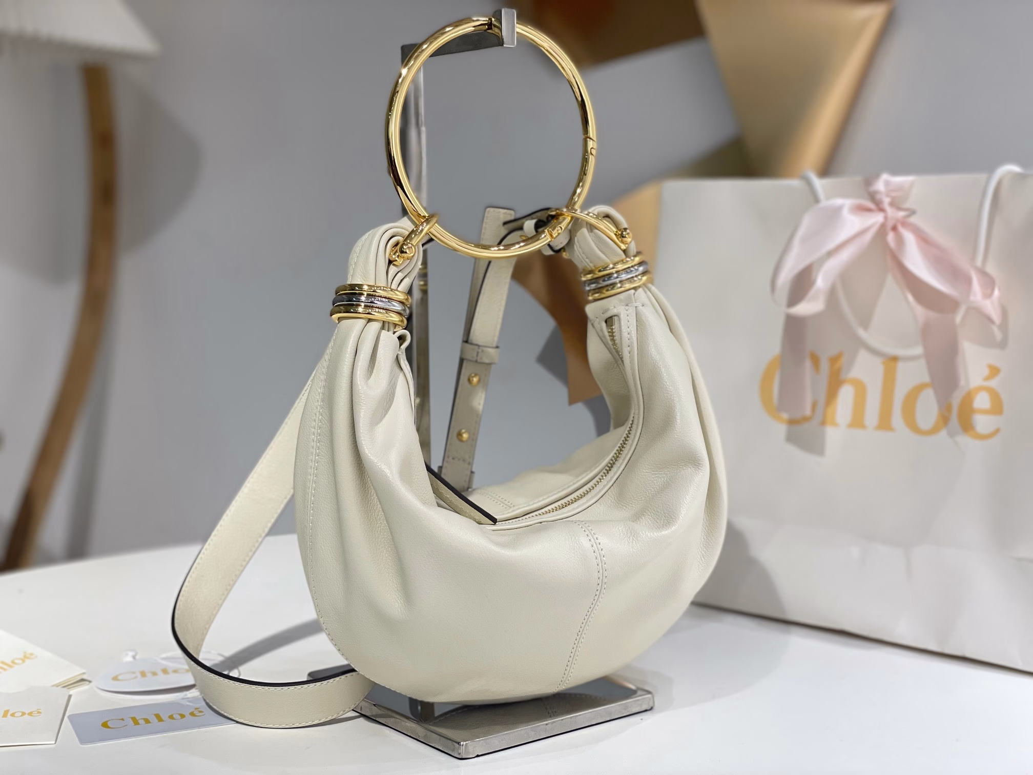 2024Chloe Fall New Bracelet Bracelet BagChloe has launched a new fall Bracelet Bracelet bag, which is performed by major stars. It continues the classic style of the year and can be worn cross-body or by hand!Hand-held is very feminine, and cross-body is very casual.Gao Yuanyuan's upper body picture is a heart-stirring one! [Color]The Bracelet bag is made of metal rings and soft imported cowhide. The detachable ring bracelet and shoulder strap are the perfect handbags for all-day style. A variety of backpack methods complement the tailoring and attitude of various styles.