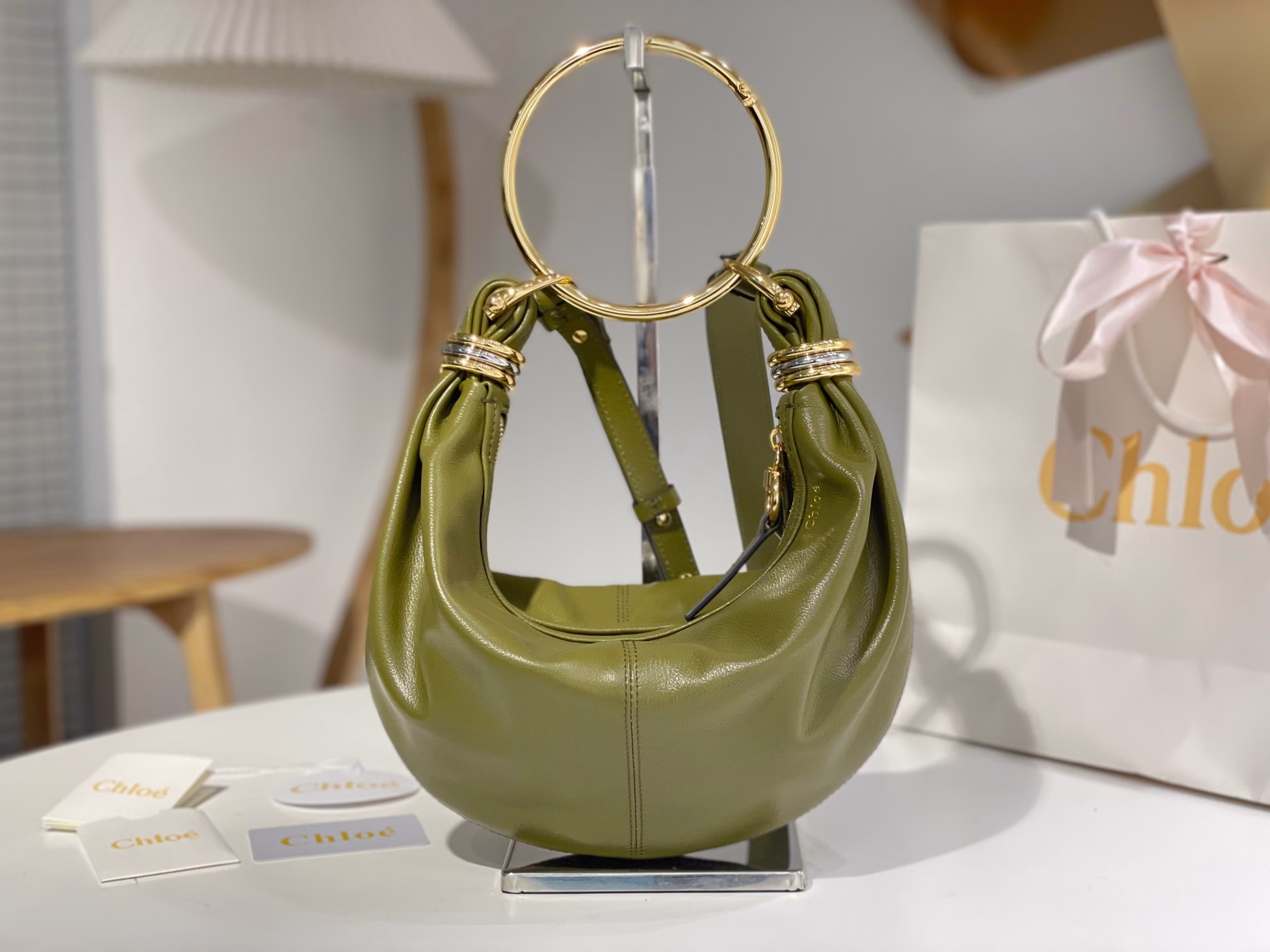 2024Chloe Fall New Bracelet Bracelet BagChloe has launched a new fall Bracelet Bracelet bag, which is performed by major stars. It continues the classic style of the year and can be worn cross-body or by hand!Hand-held is very feminine, and cross-body is very casual.Gao Yuanyuan's upper body picture is a heart-stirring one! [Color]The Bracelet bag is made of metal rings and soft imported cowhide. The detachable ring bracelet and shoulder strap are the perfect handbags for all-day style. A variety of backpack methods complement the tailoring and attitude of various styles.