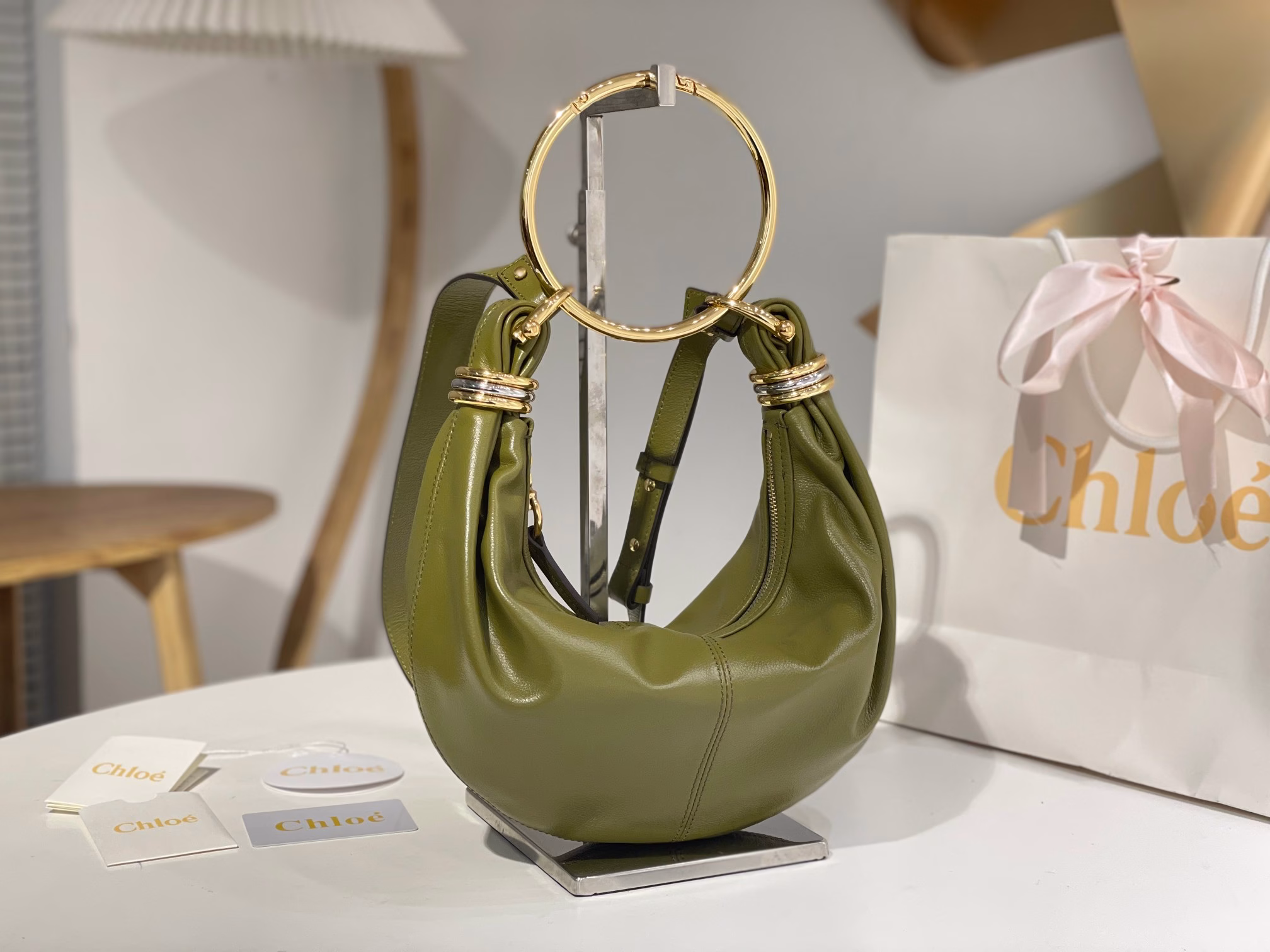 2024Chloe Fall New Bracelet Bracelet BagChloe has launched a new fall Bracelet Bracelet bag, which is performed by major stars. It continues the classic style of the year and can be worn cross-body or by hand!Hand-held is very feminine, and cross-body is very casual.Gao Yuanyuan's upper body picture is a heart-stirring one! [Color]The Bracelet bag is made of metal rings and soft imported cowhide. The detachable ring bracelet and shoulder strap are the perfect handbags for all-day style. A variety of backpack methods complement the tailoring and attitude of various styles.