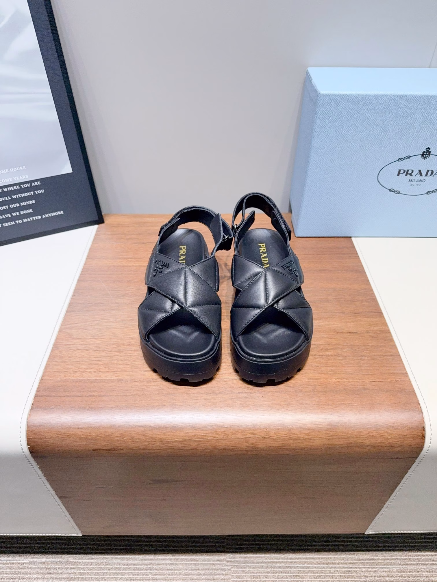 𝐏𝐫𝐚𝐝-Triangle logo flat slippers Prada's latest flat slippersComfortable and light, prepare them quickly when summer comes~ Letter Logo flip flops are non-slip and very comfortable to step on. They are so soft that you can put them in with your eyes closed